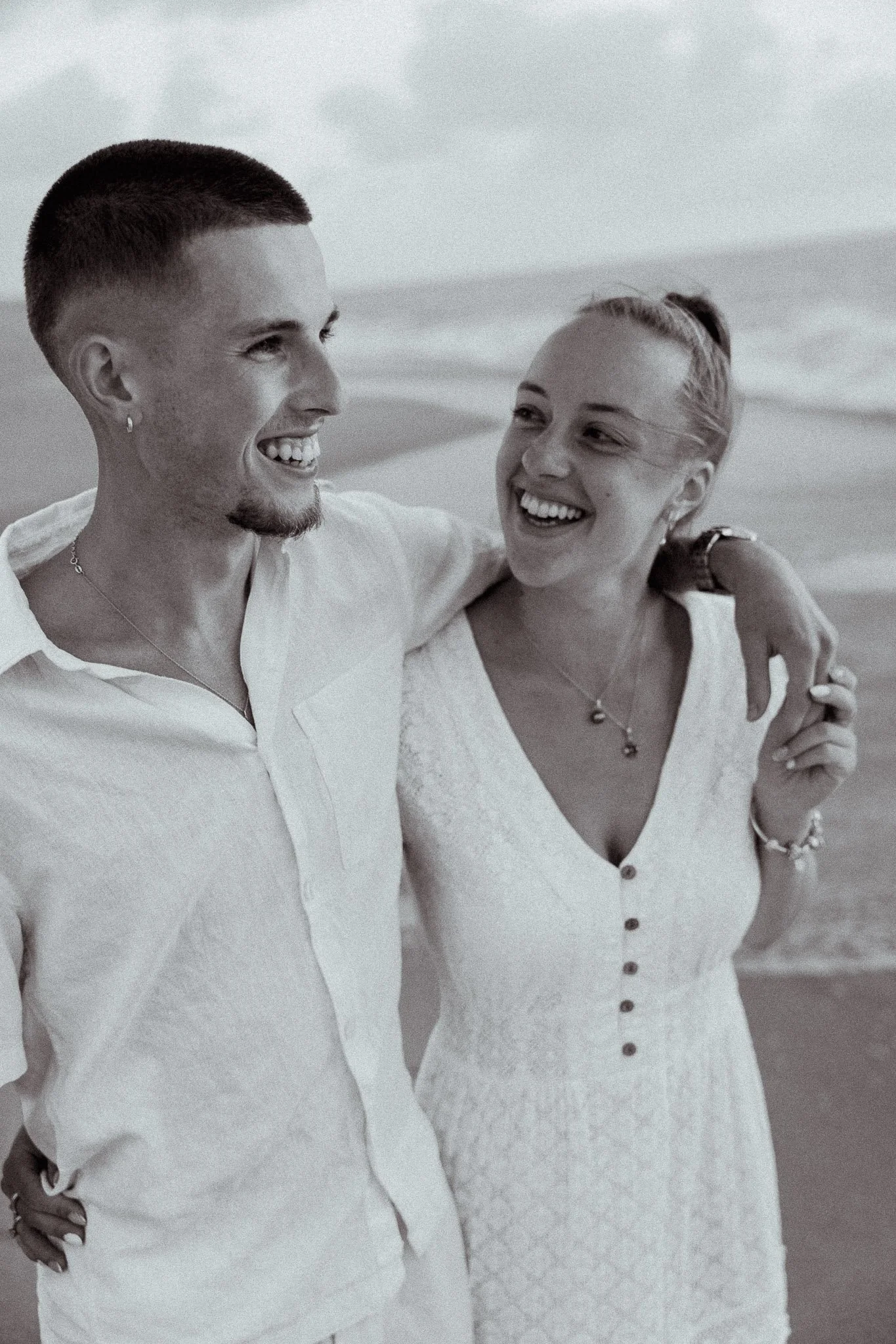 photographe-couple-capbreton-couple-complice-rire-noir-et-blanc.jpg