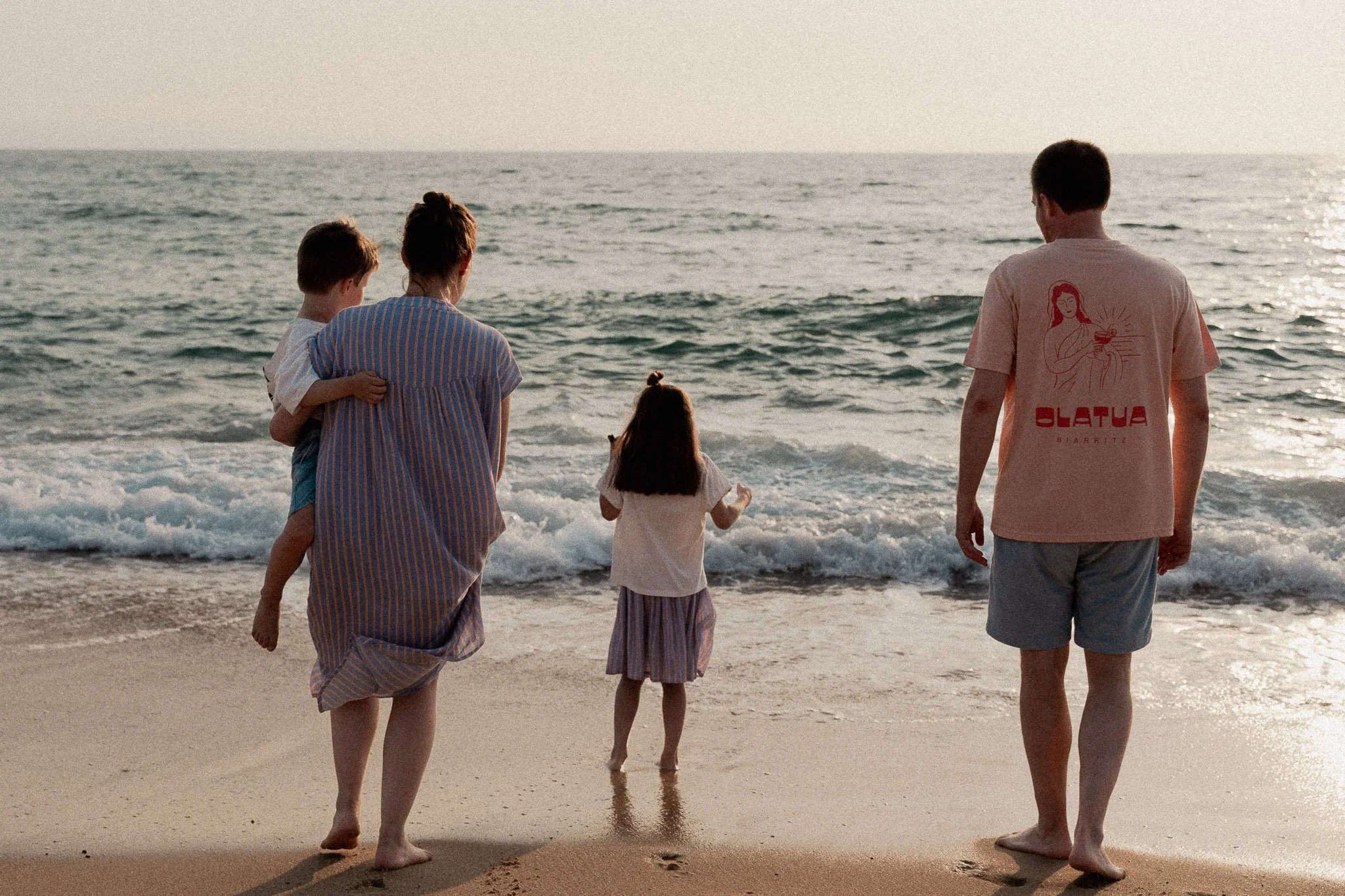seance-photo-famille-seignosse-parents-enfants-face-ocean.jpg