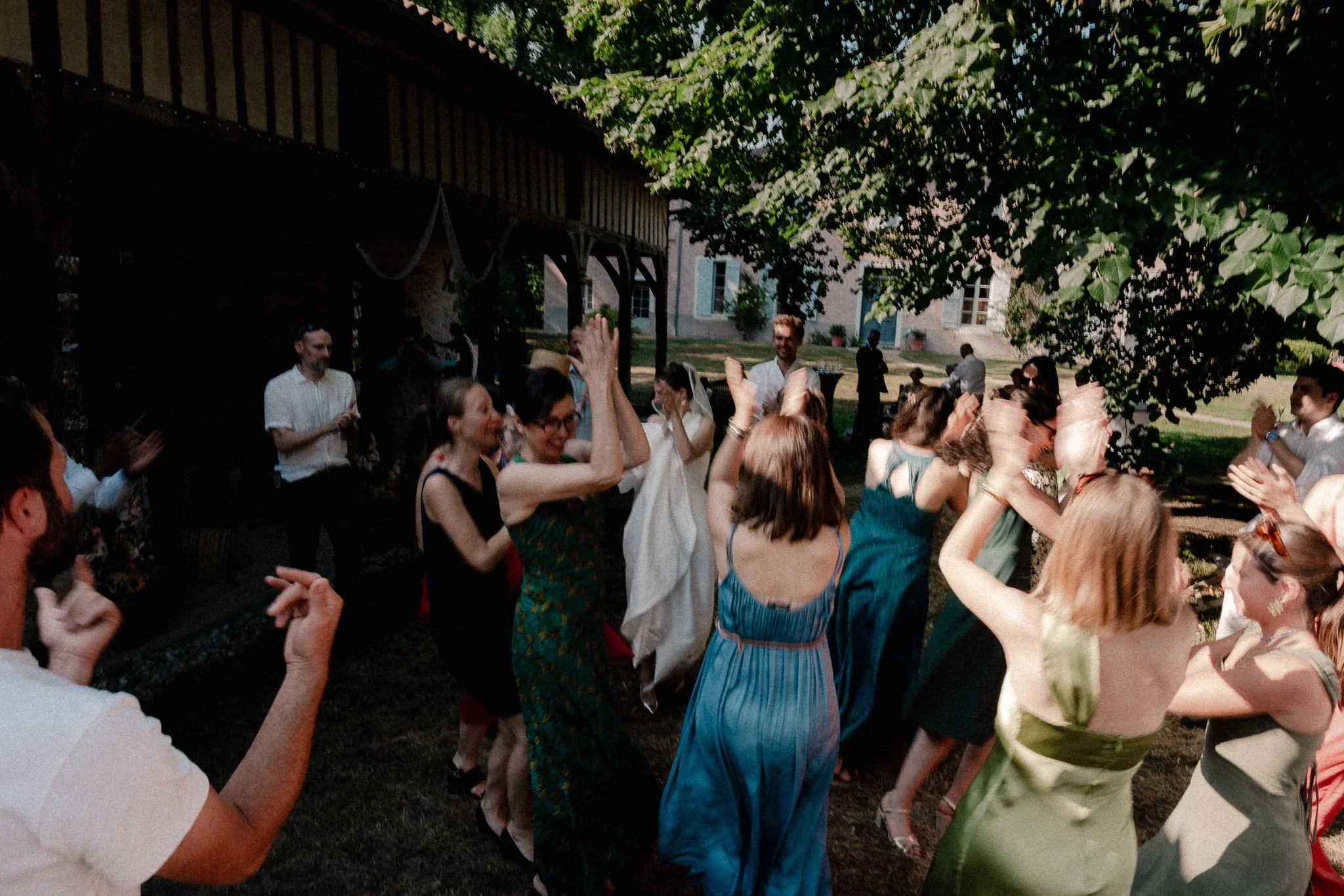 photographe-mariage-soustons-invites-dansent-cocktail-plein-air.jpg