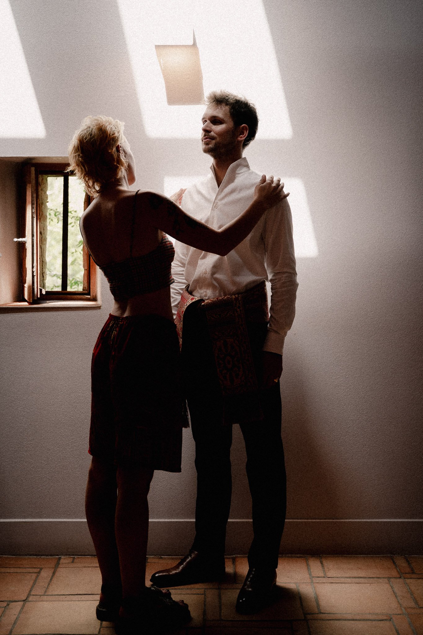photographe-mariage-landes-preparatifs-marie-silhouette-fenetre.jpg