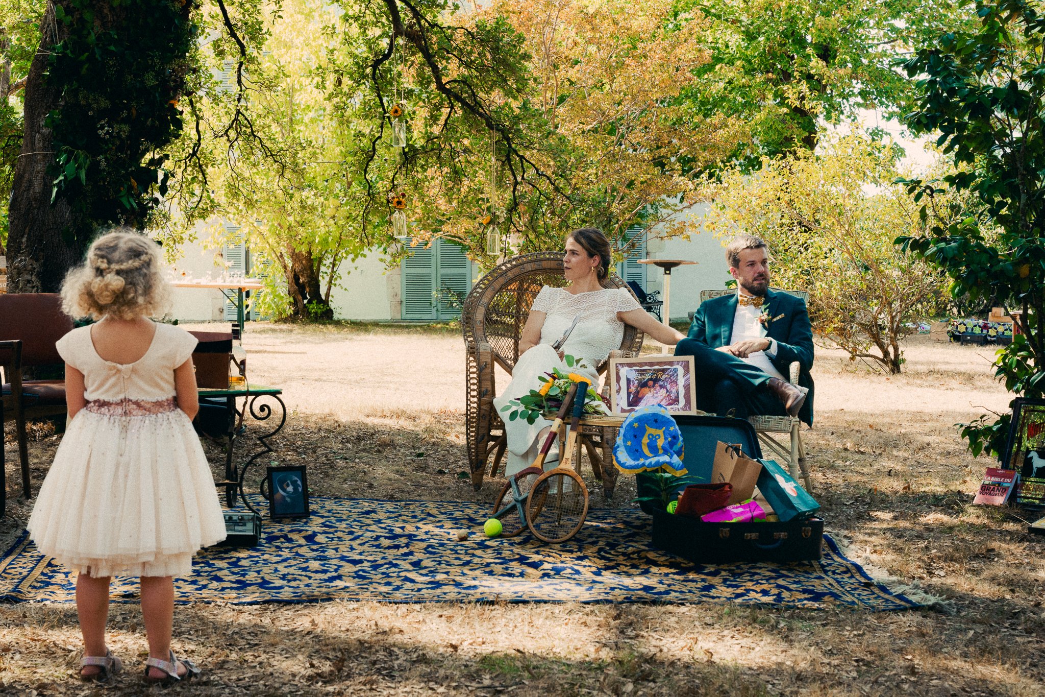 photographe-mariage-landes-petite-fille-regarde-maries-ceremonie.jpg