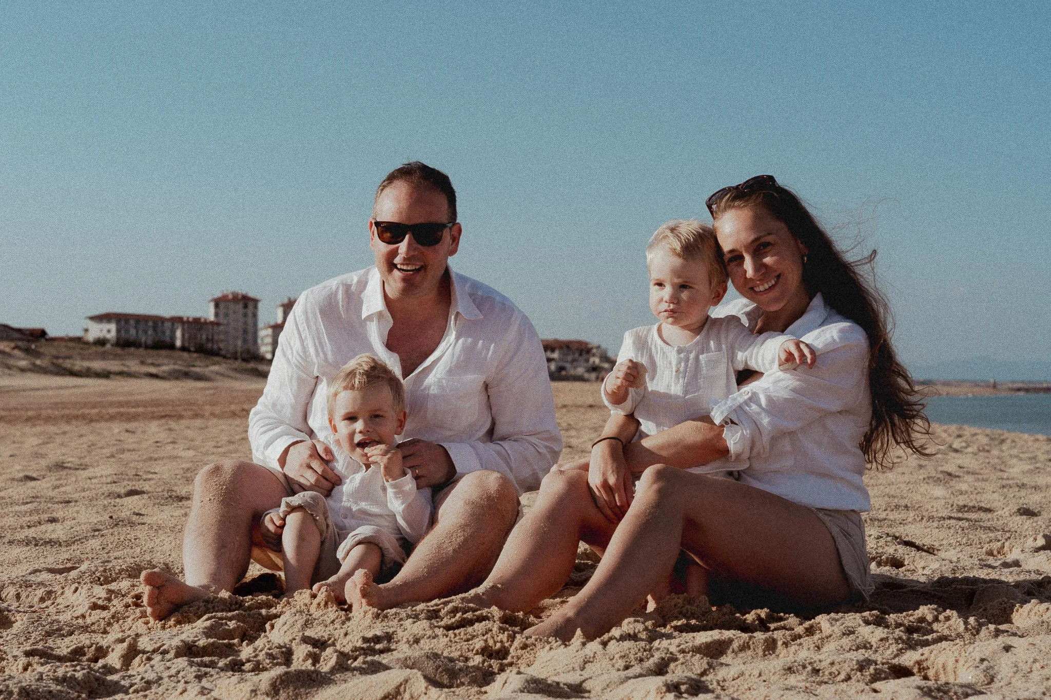 seance-photo-famille-cote-landaise-parents-enfants-assis-sable.jpg
