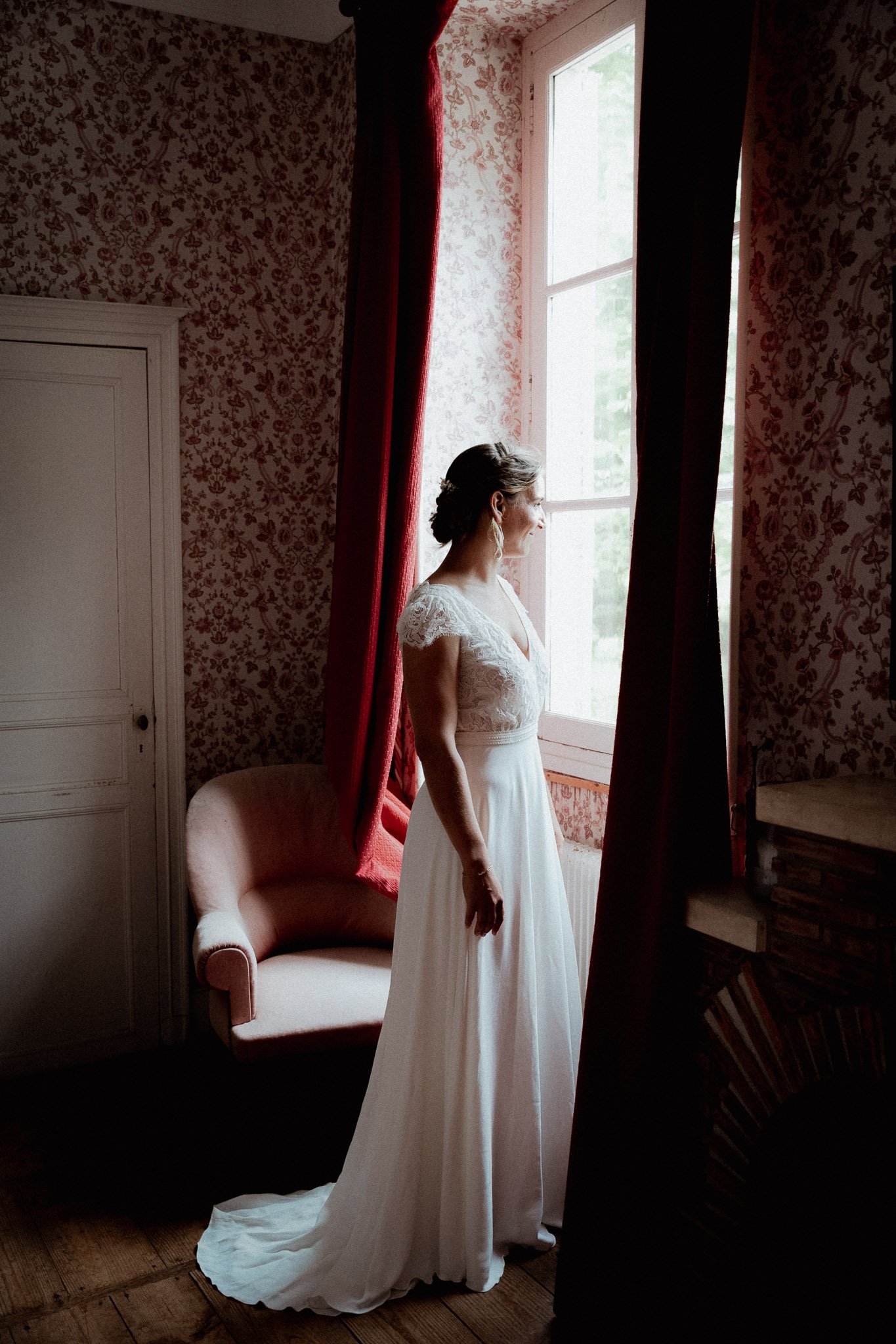 photographe-mariage-saint-barthelemy-mariee-fenetre-rideaux-rouges.jpg