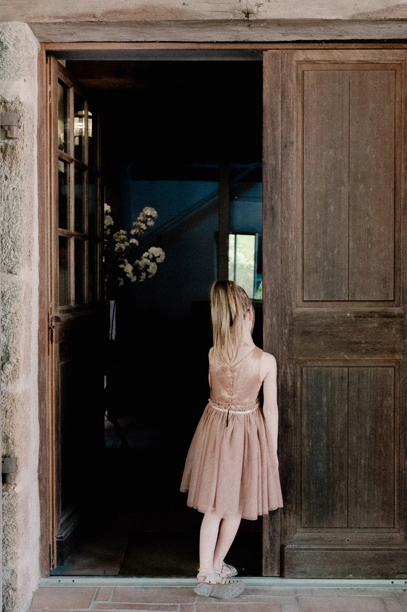 photographe-mariage-messanges-petite-fille-porte-ancienne-domaine.jpg
