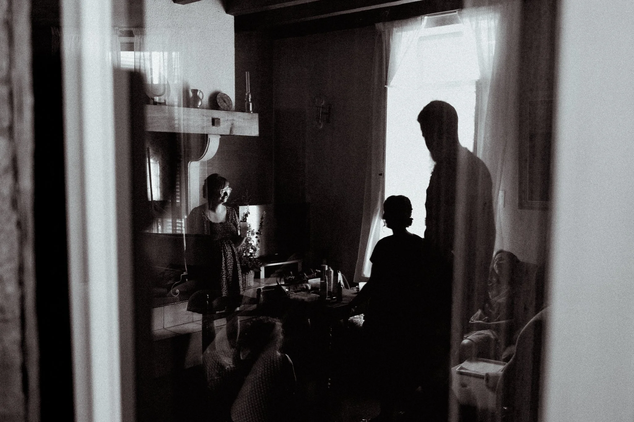 photographe-mariage-leon-preparatifs-mariee-reflet-noir-et-blanc.jpg