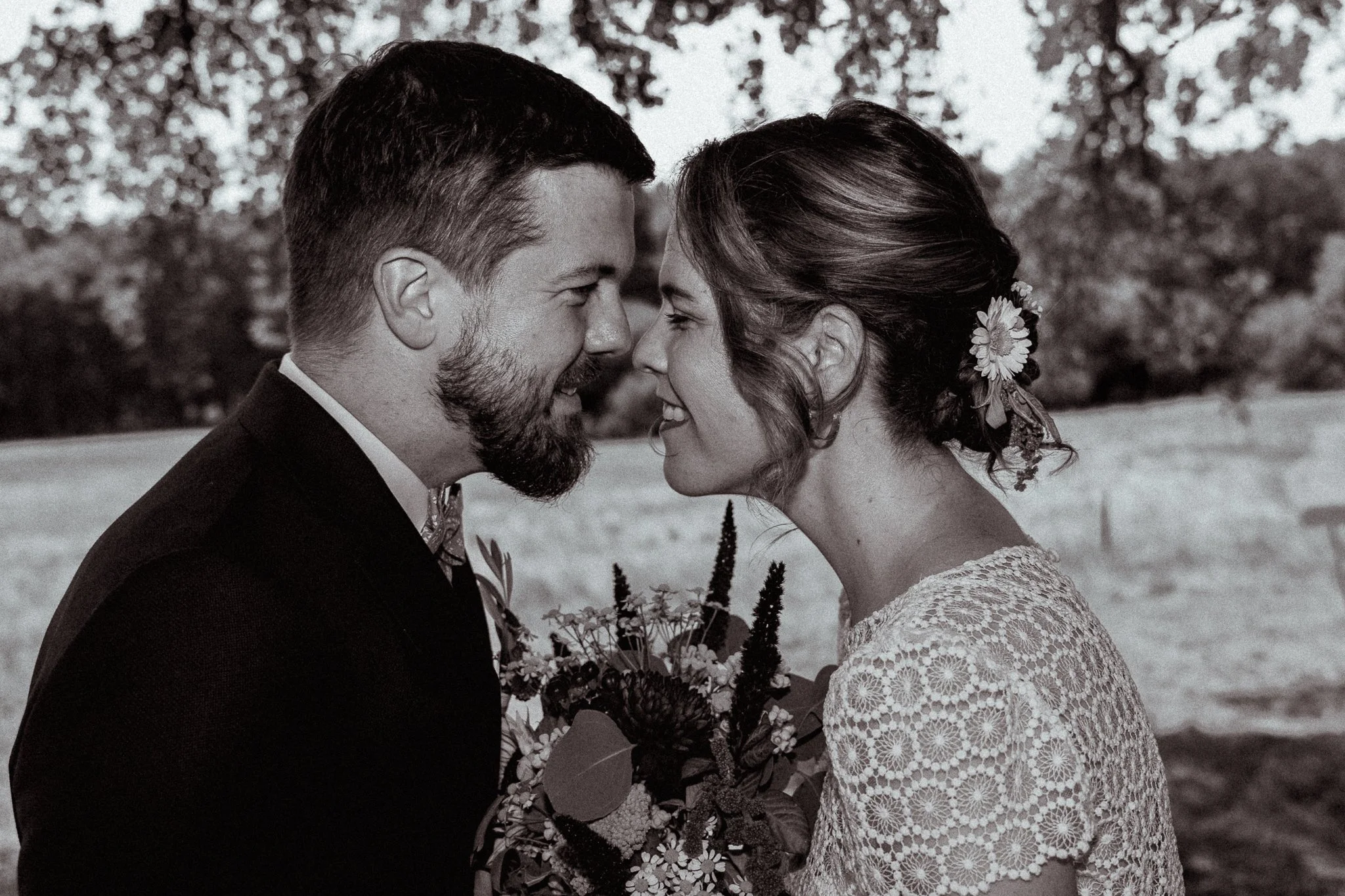 photographe-mariage-guethary-couple-front-contre-front-noir-et-blanc.jpg
