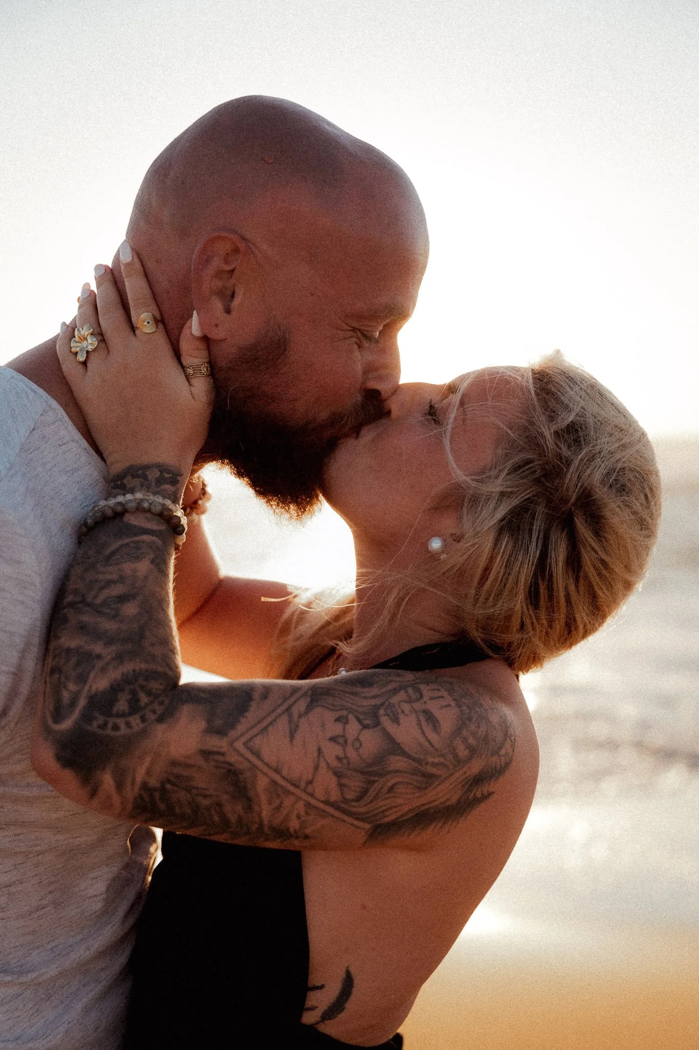 photographe-couple-messanges-baiser-couple-contre-jour.jpg