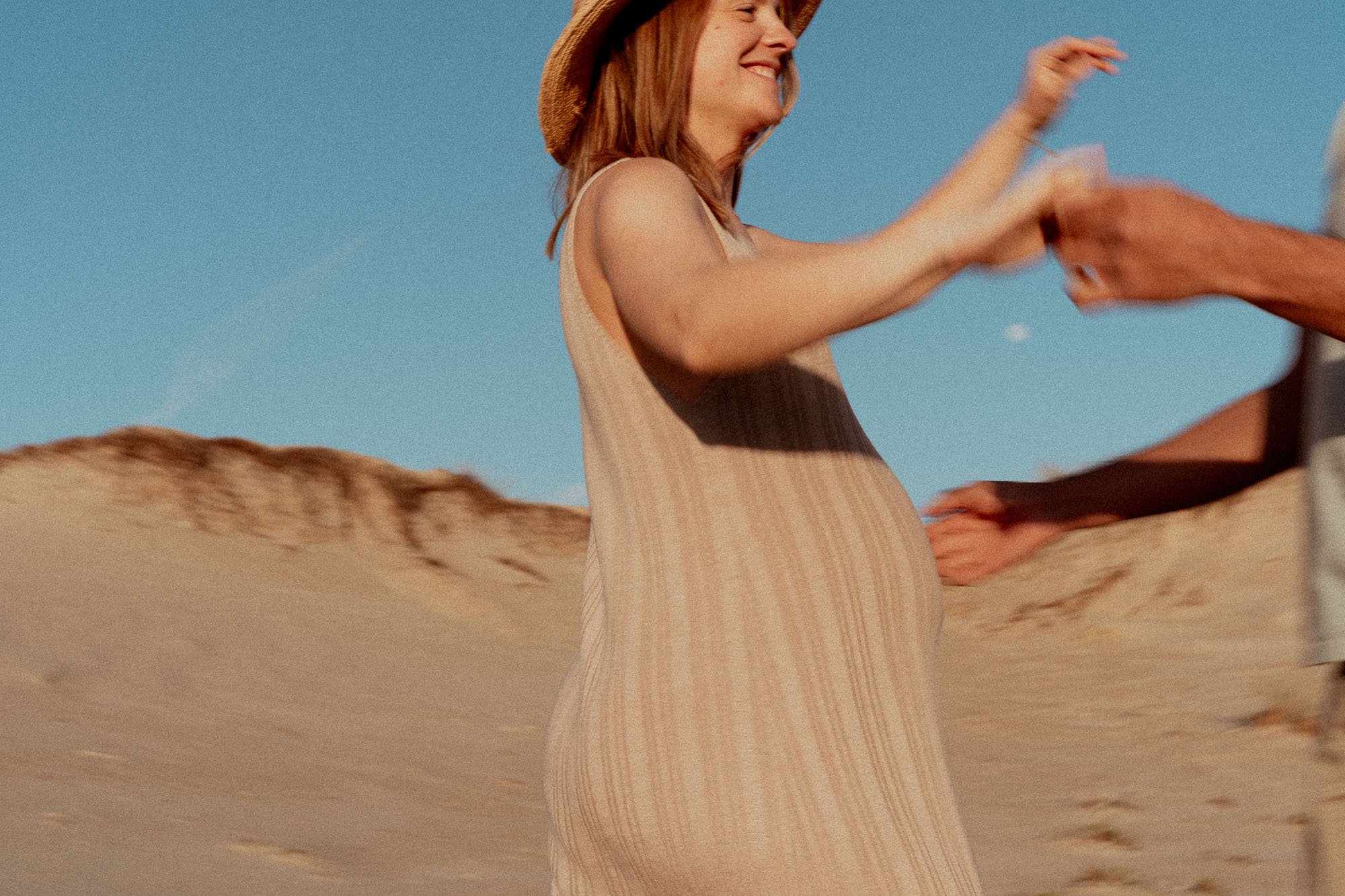 photos de 2 jeunes dansant, la femme est enceinte