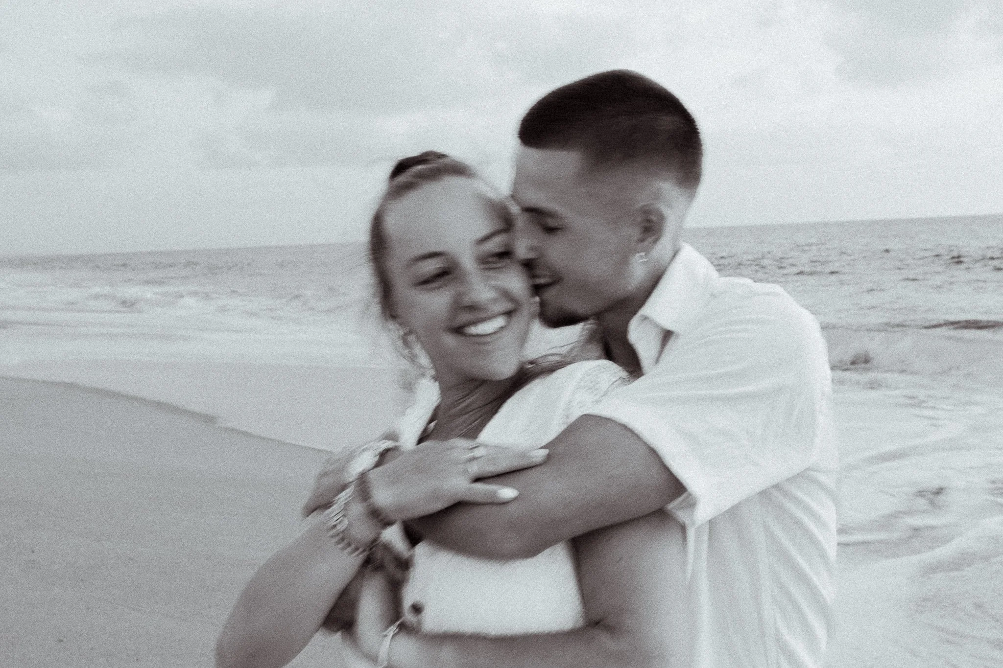 photographe-couple-capbreton-couple-tendresse-noir-et-blanc-ocean.jpg