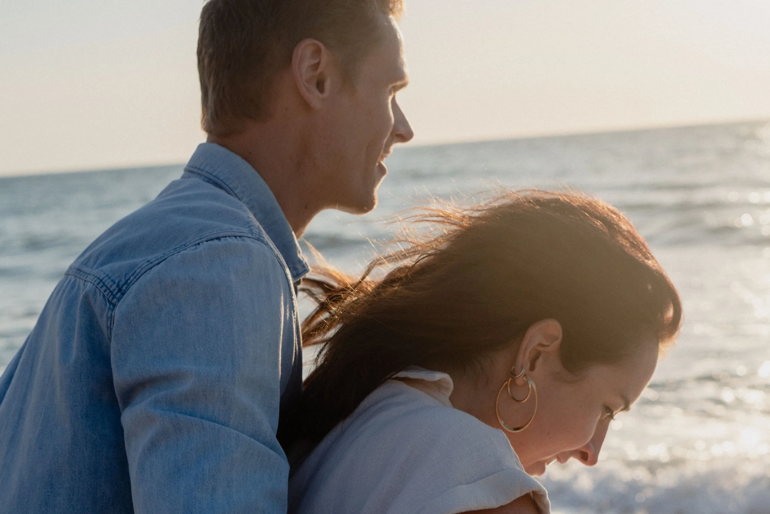 photographe-grossesse-tarnos-futurs-parents-complices-face-ocean.jpg