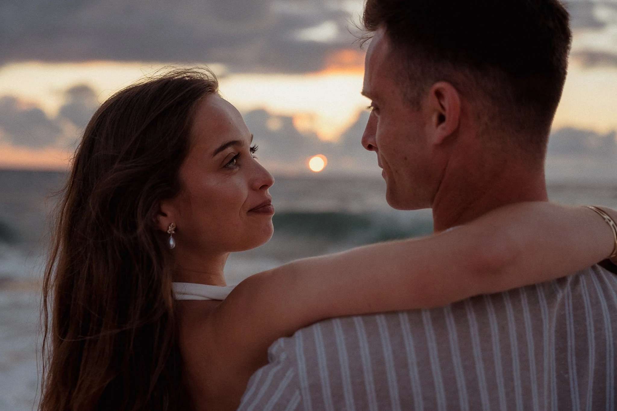 photographe-couple-capbreton-couple-regard-coucher-soleil.jpg
