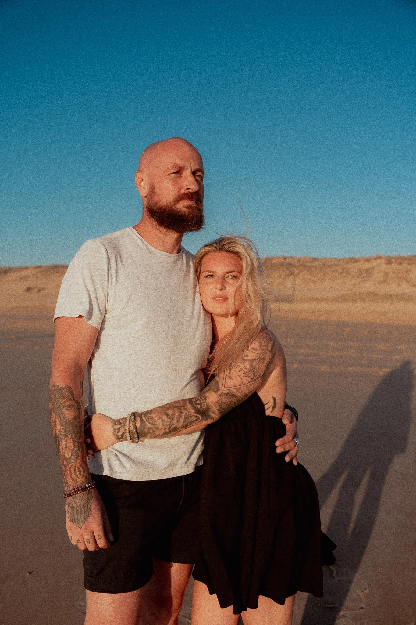 photographe-couple-messanges-couple-pose-dune-lumiere-doree.jpg