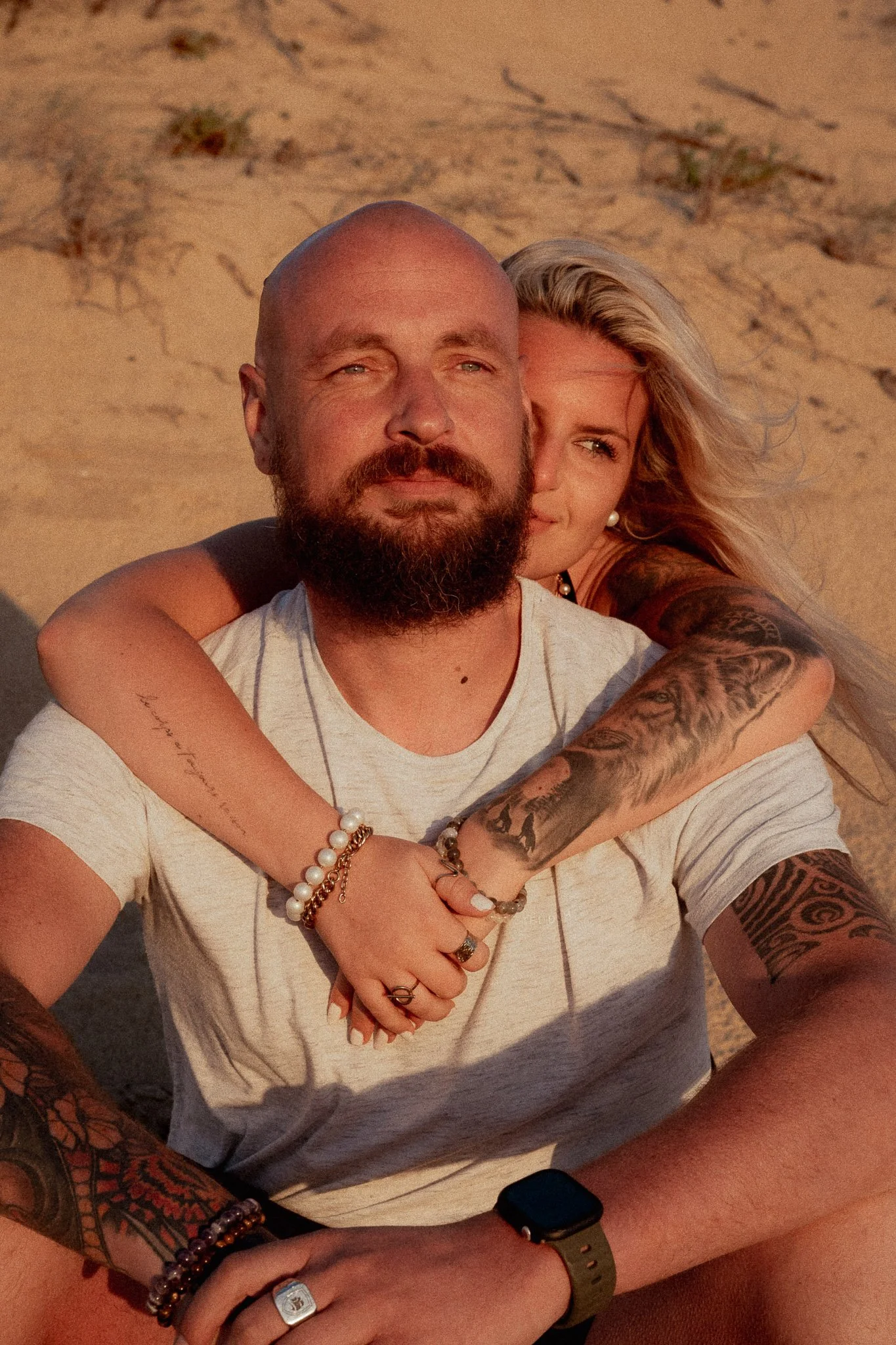 photographe-couple-messanges-couple-assis-sable-calin.jpg