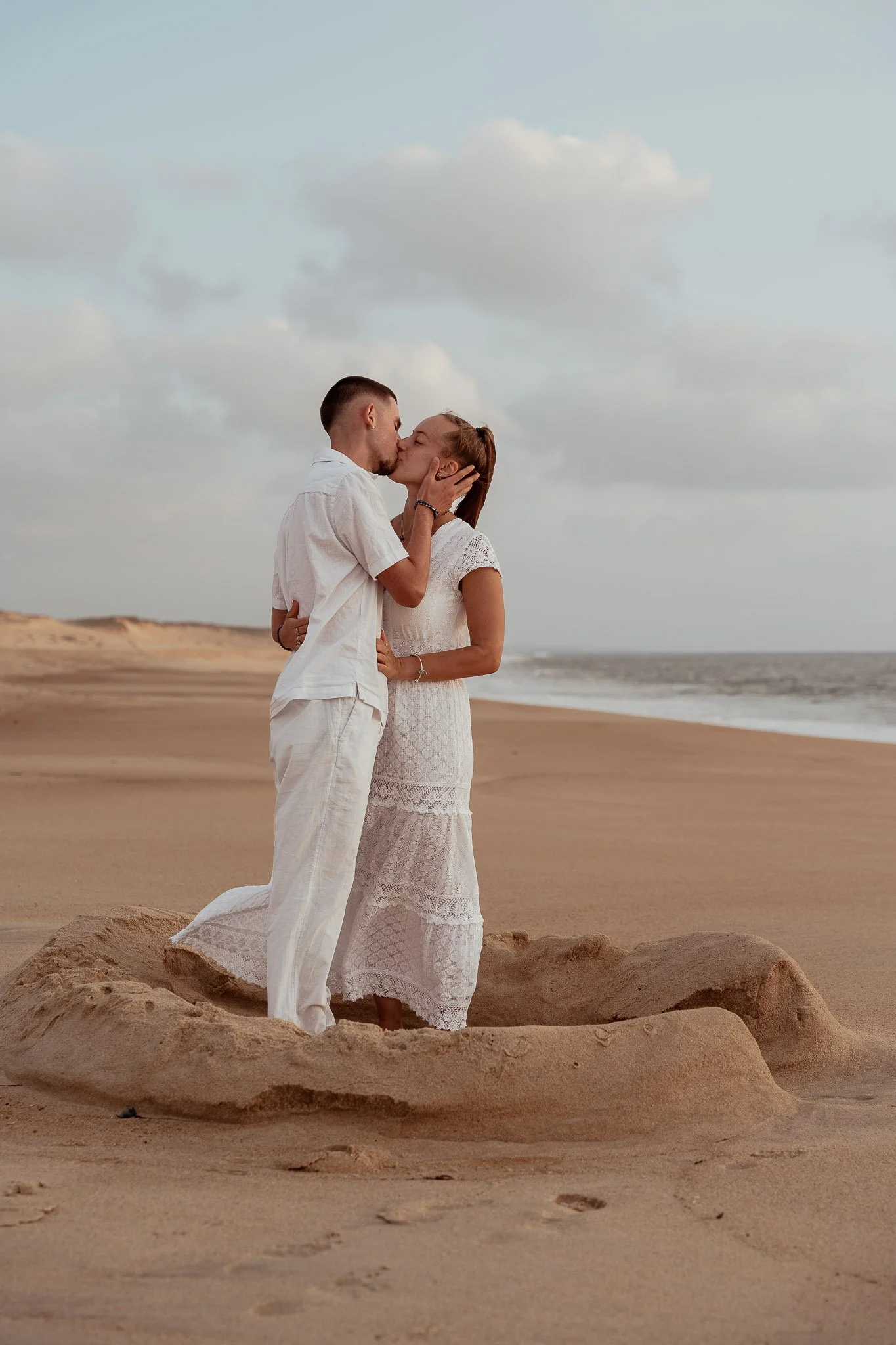 photographe-couple-capbreton-baiser-couple-rocher-sable.jpg
