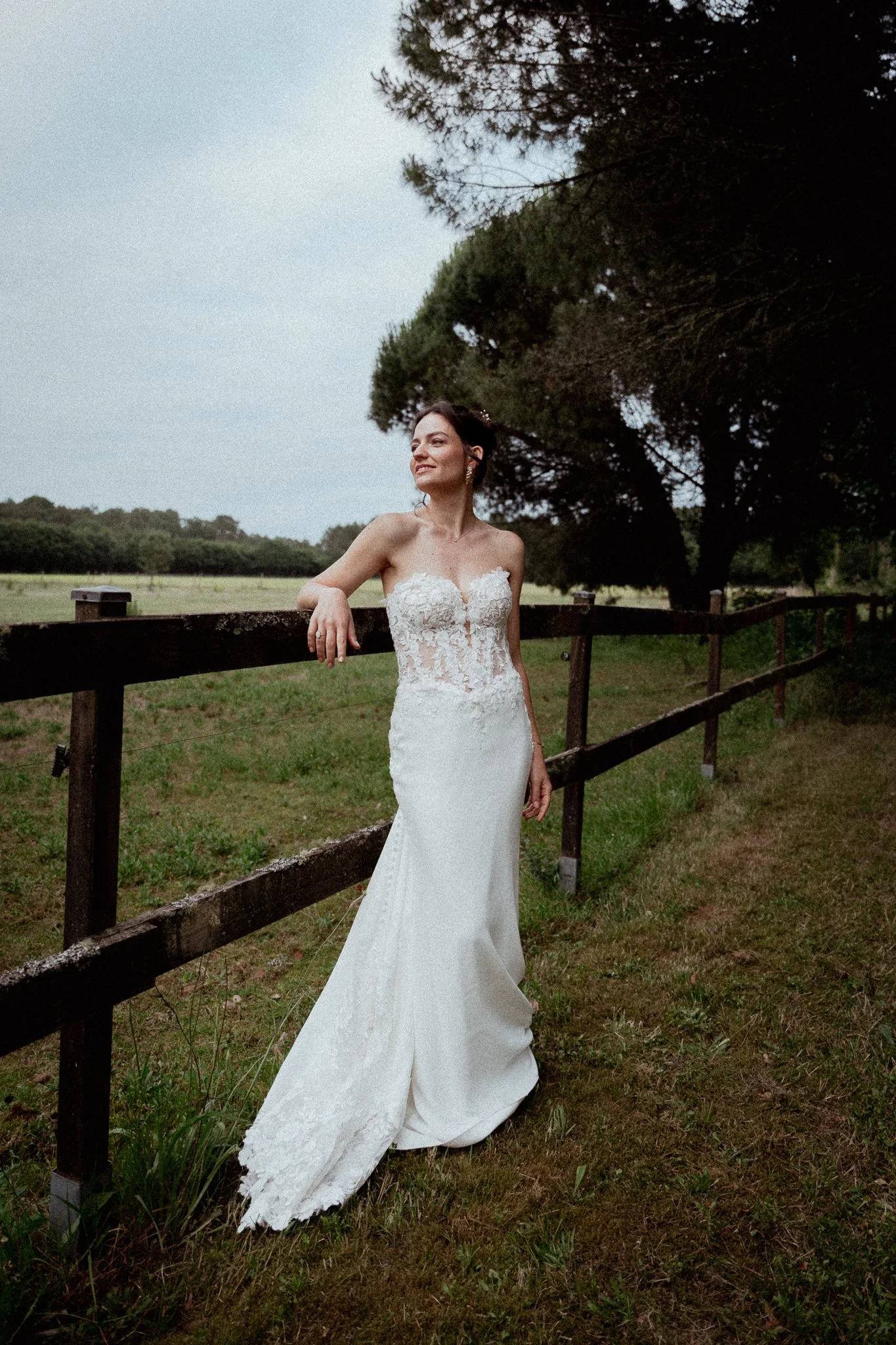 photographe-mariage-saint-jean-de-luz-portrait-mariee-barriere-pins.jpg