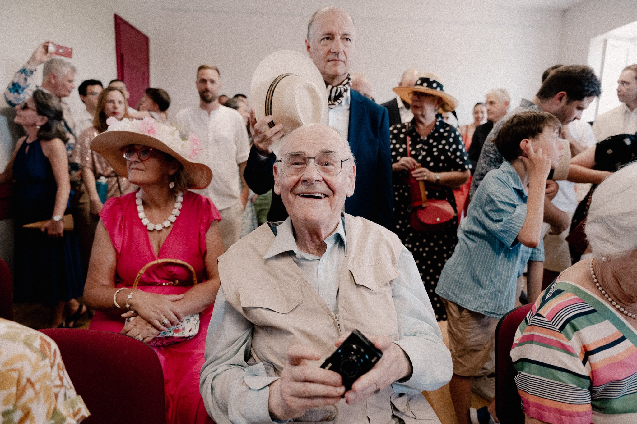 photographe-mariage-biarritz-invites-emus-mariage-civil-mairie.jpg
