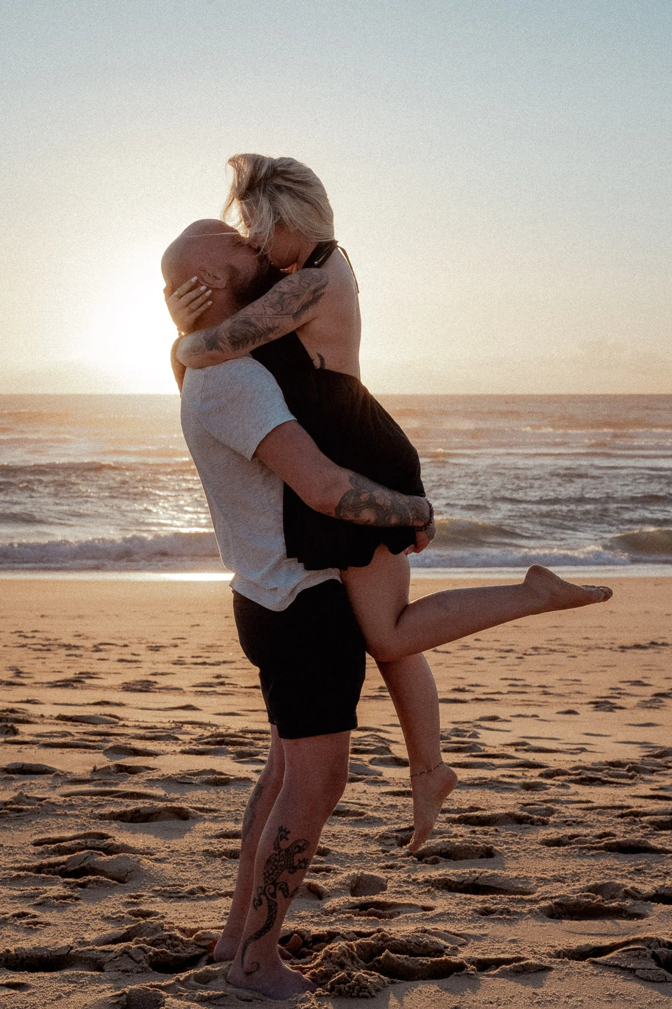 photographe-couple-messanges-jeune-femme-portee-calin-ocean.jpg