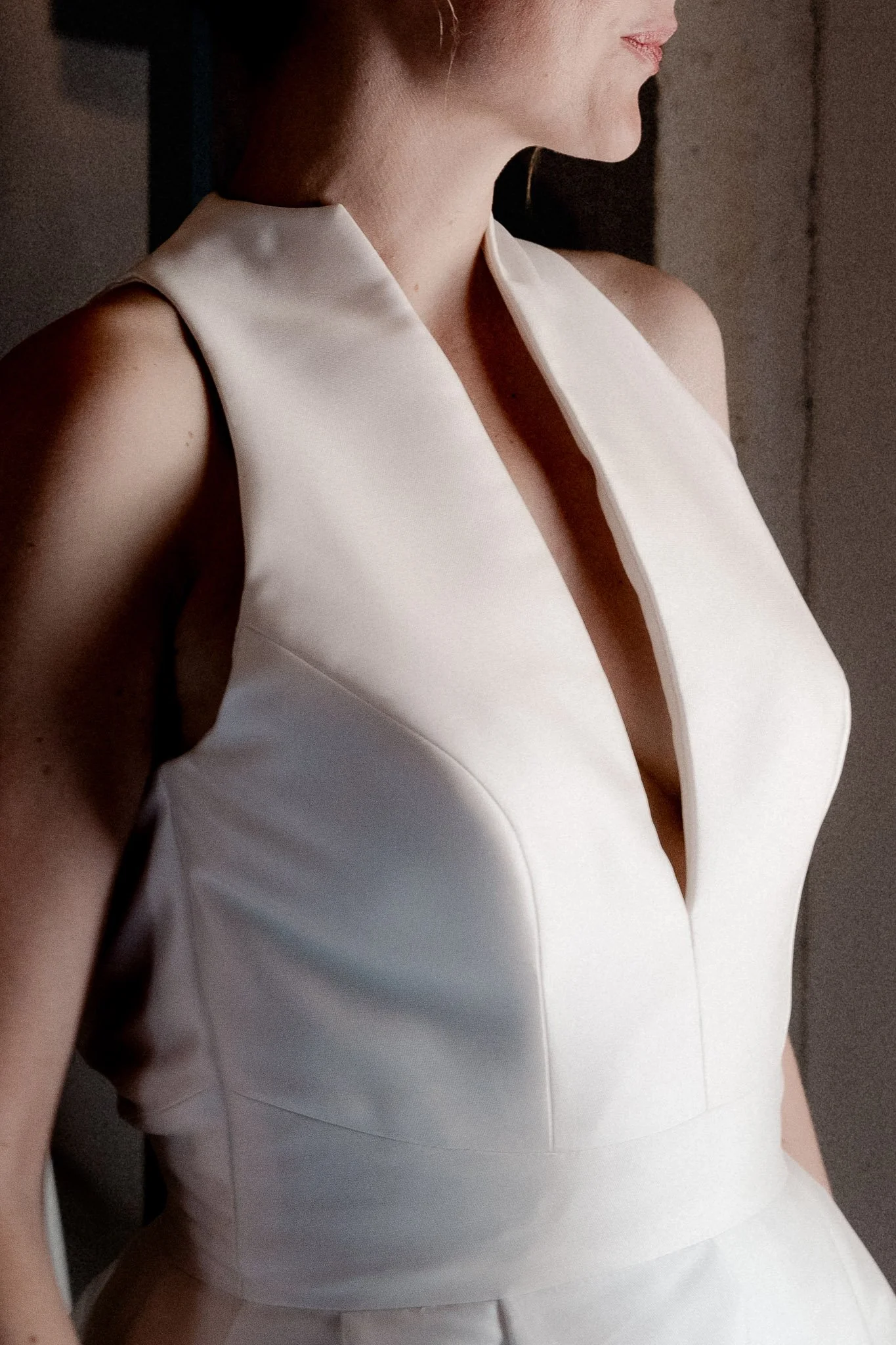photographe-mariage-pays-basque-detail-robe-mariee-decollete-plongeant.jpg