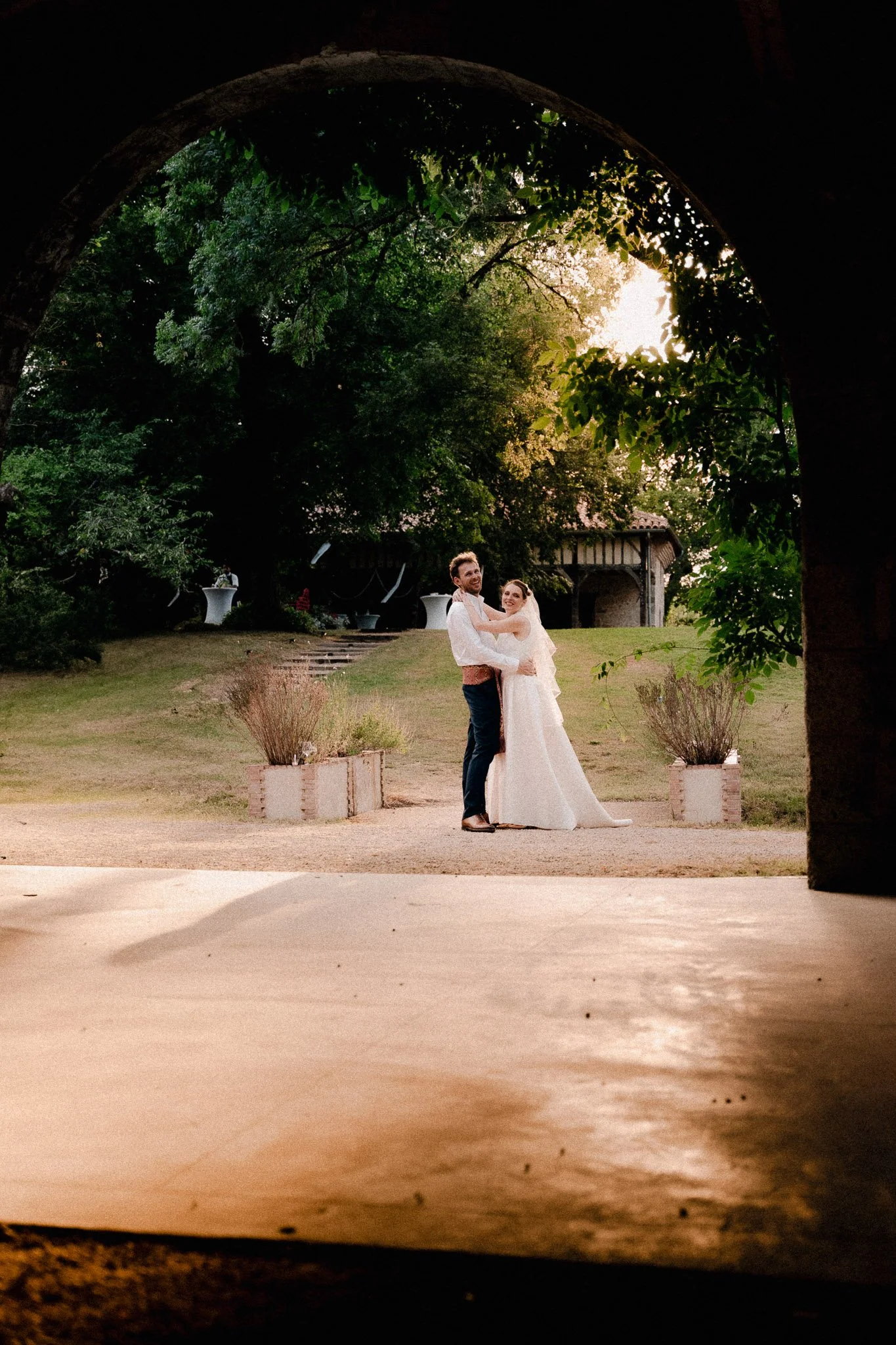 photographe-mariage-biarritz-maries-cadre-arche-pierre-soir.jpg
