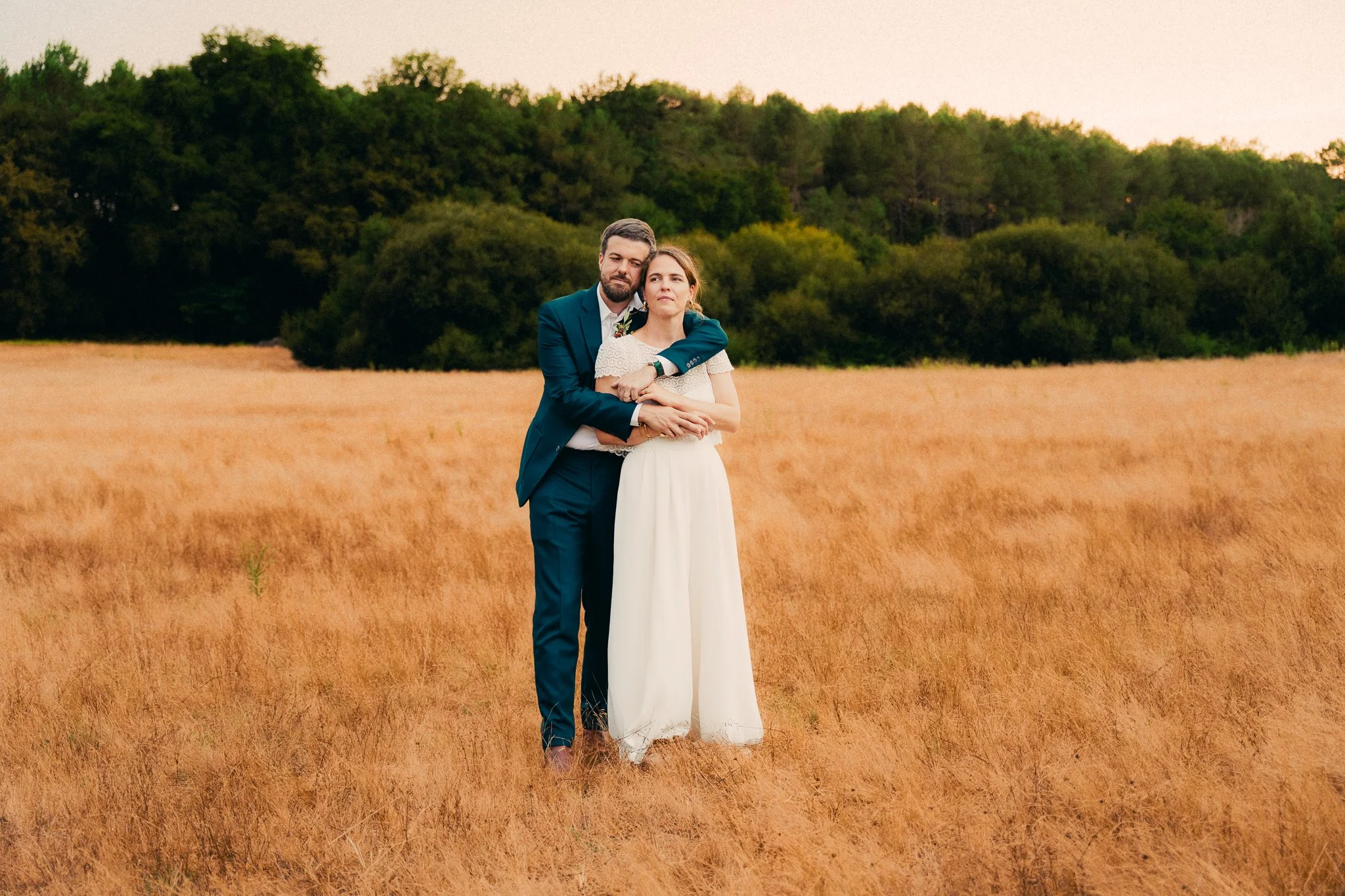 photographe-mariage-seignosse-couple-enlace-champ-dore.jpg