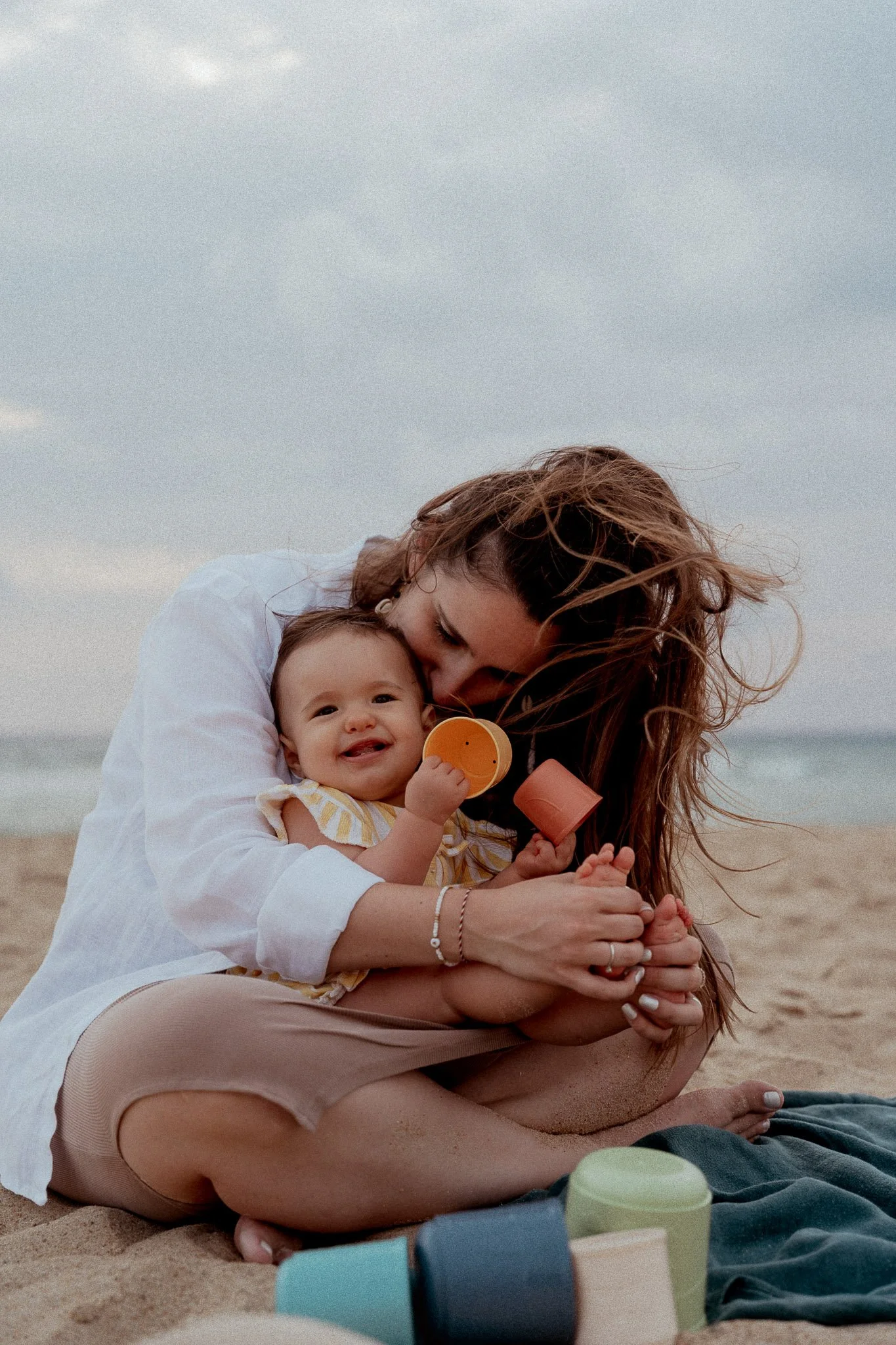 seance-photo-famille-hossegor-maman-bebe-assis-sable.jpg