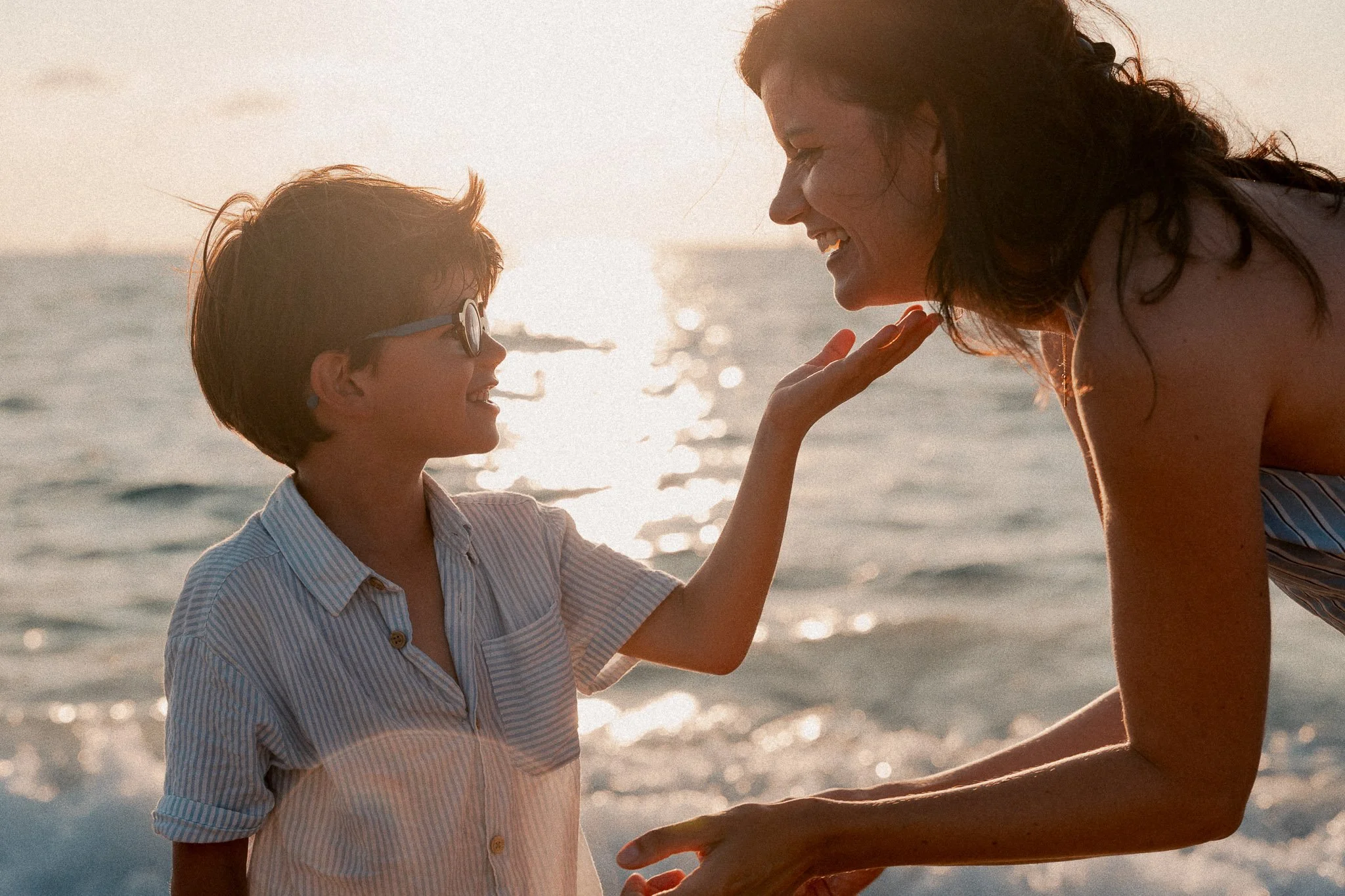 seance-photo-famille-capbreton-maman-fils-contre-jour-ocean.jpg