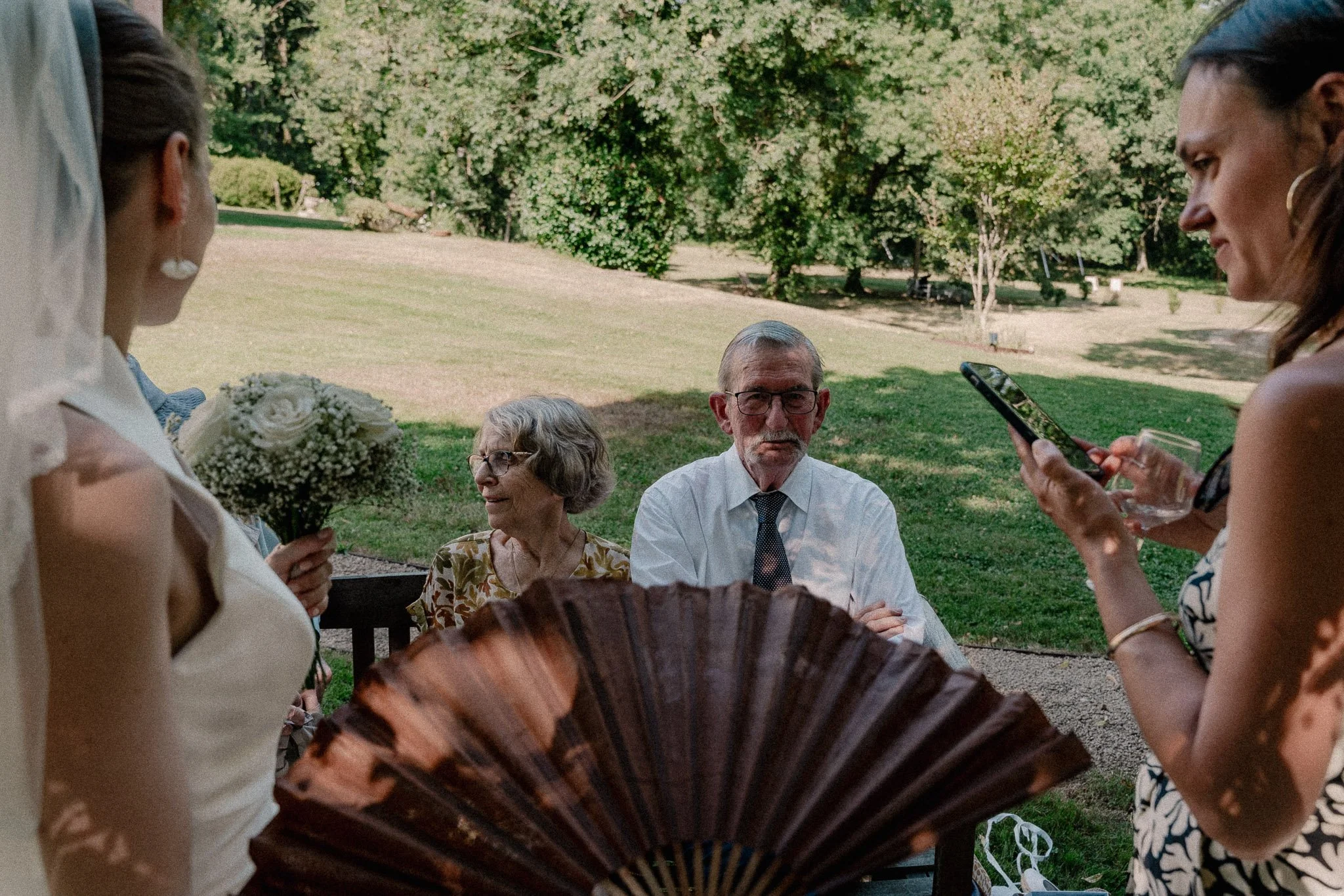 photographe-mariage-bidart-invites-eventail-vin-honneur.jpg