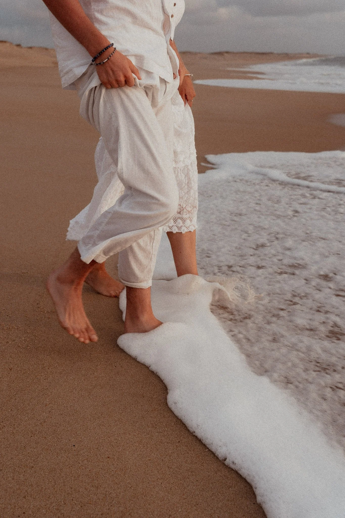 photographe-couple-capbreton-pieds-couple-ecume-vague.jpg
