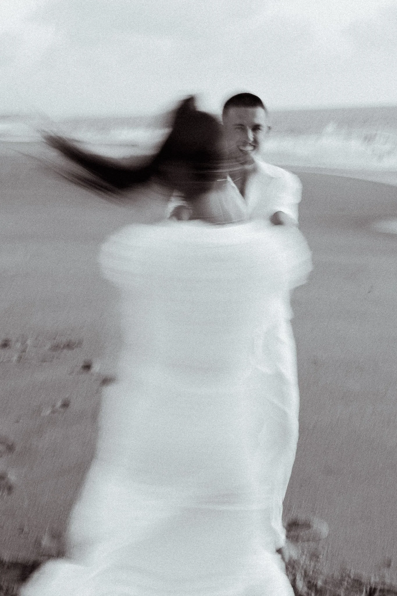 photographe-couple-capbreton-jeune-femme-tourne-mouvement-noir-et-blanc.jpg