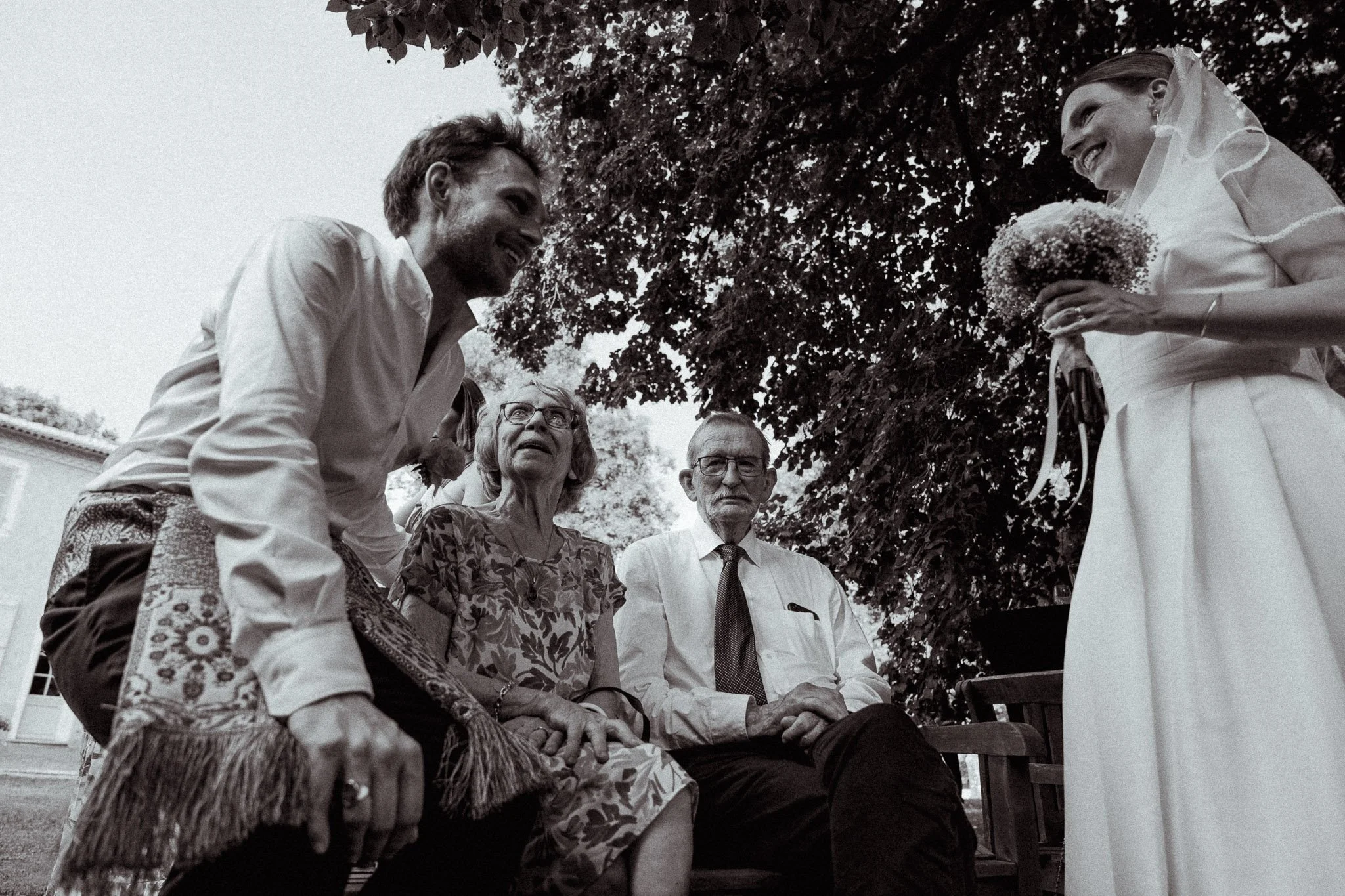 photographe-mariage-anglet-maries-grands-parents-noir-et-blanc.jpg