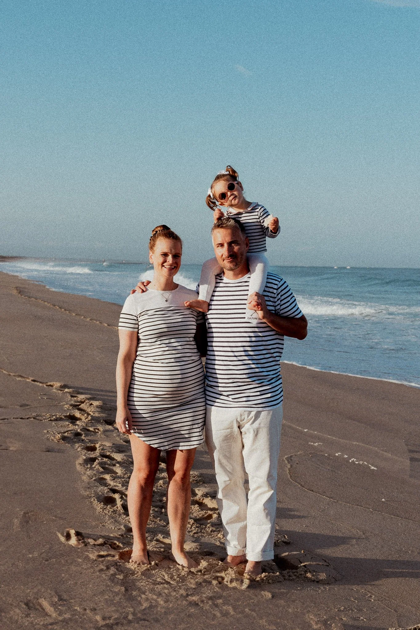 seance-photo-famille-seignosse-portrait-parents-fillette-mariniere.jpg