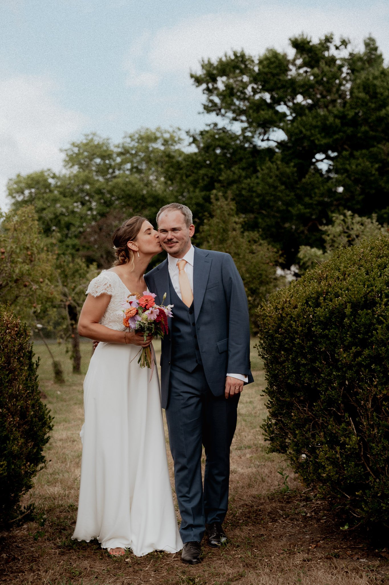 photographe-mariage-saint-jean-de-luz-mariee-bisou-joue-marie-jardin.jpg