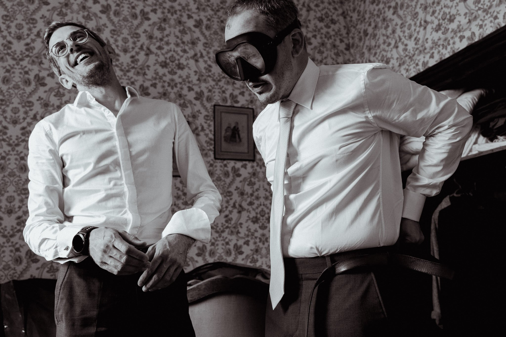 photographe-mariage-bidart-garcons-honneur-fou-rire-noir-et-blanc.jpg