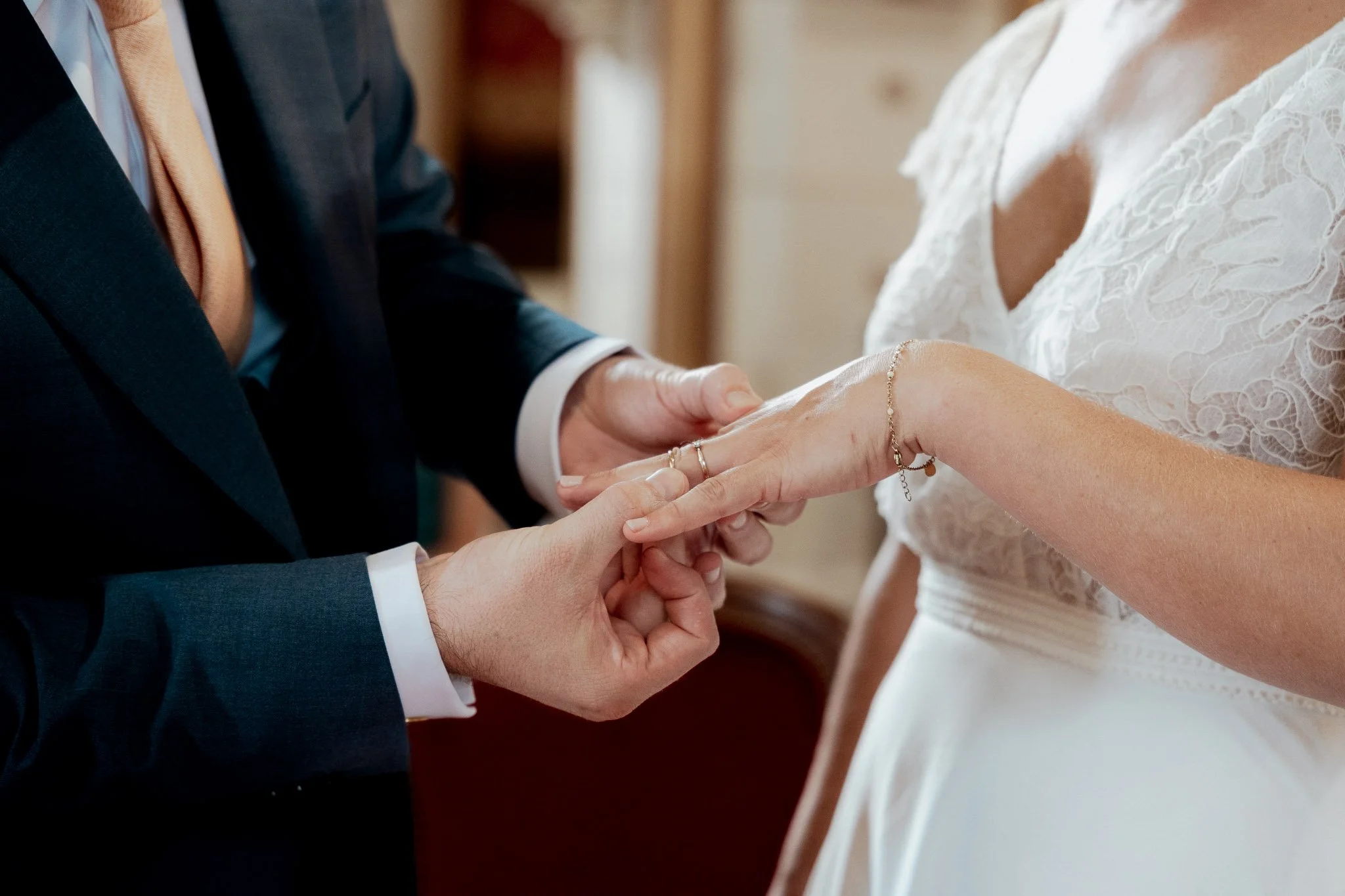 photographe-mariage-moliets-echange-alliances-eglise.jpg