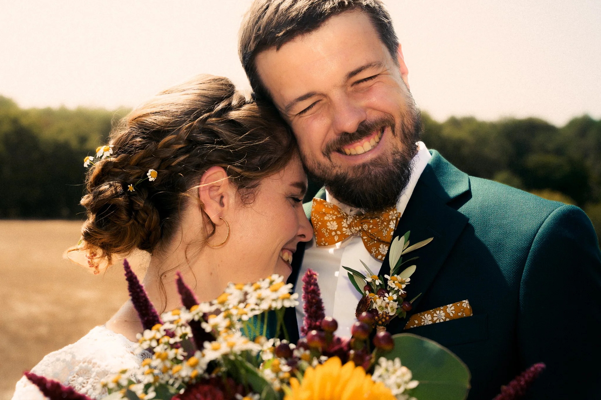 photographe-mariage-bidart-couple-complice-bouquet-tournesol.jpg