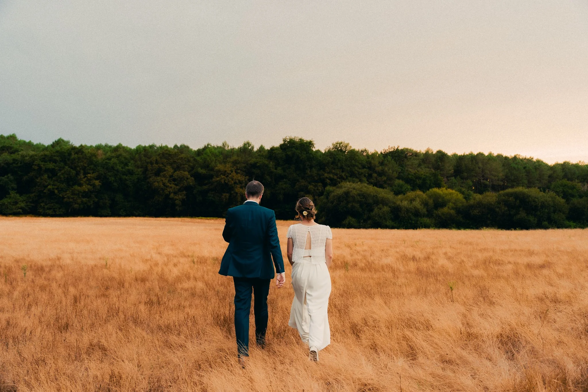 photographe-mariage-biarritz-maries-de-dos-champ-dore.jpg