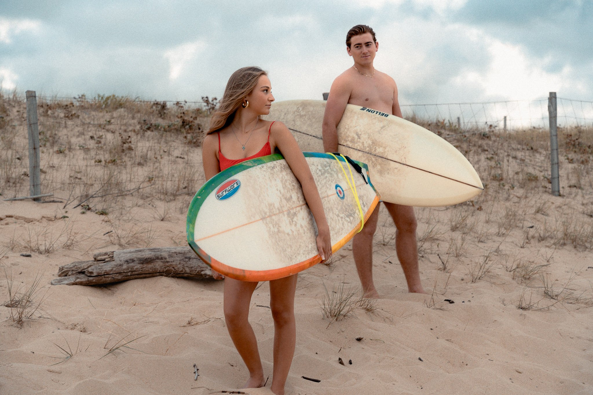 photographe-couple-seignosse-couple-planches-surf-ganivelles.jpg