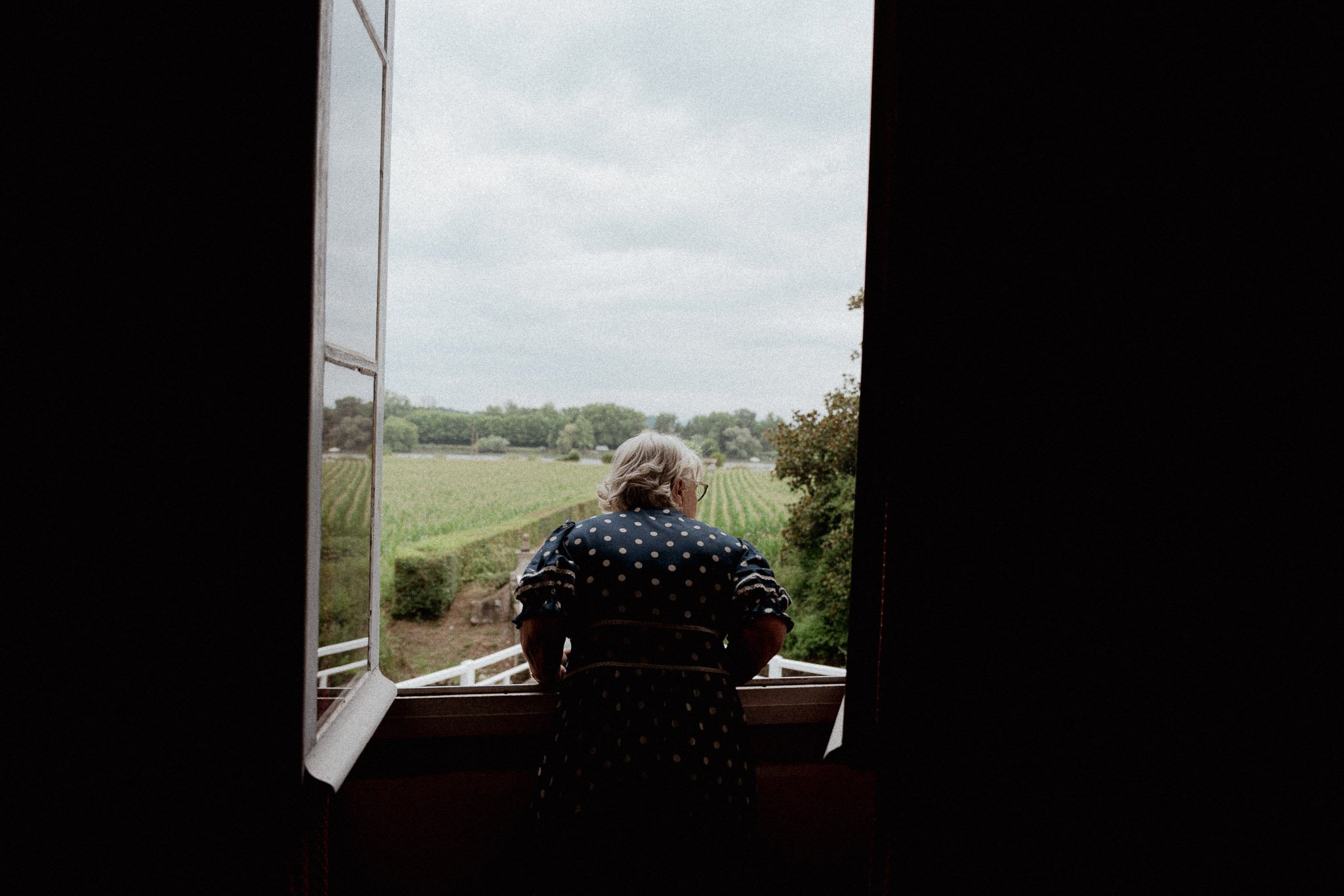 photographe-mariage-landes-vue-fenetre-campagne-preparatifs.jpg