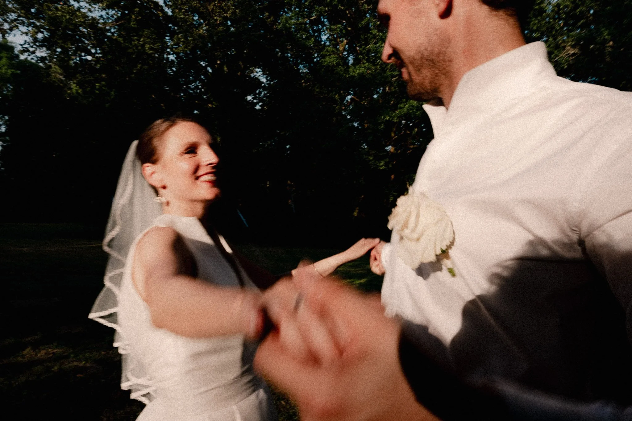 photographe-mariage-moliets-danse-maries-coucher-de-soleil.jpg