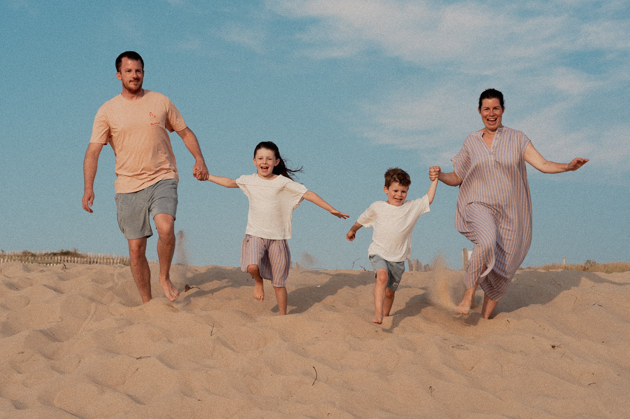 seance-photo-famille-seignosse-parents-enfants-course-dune.jpg