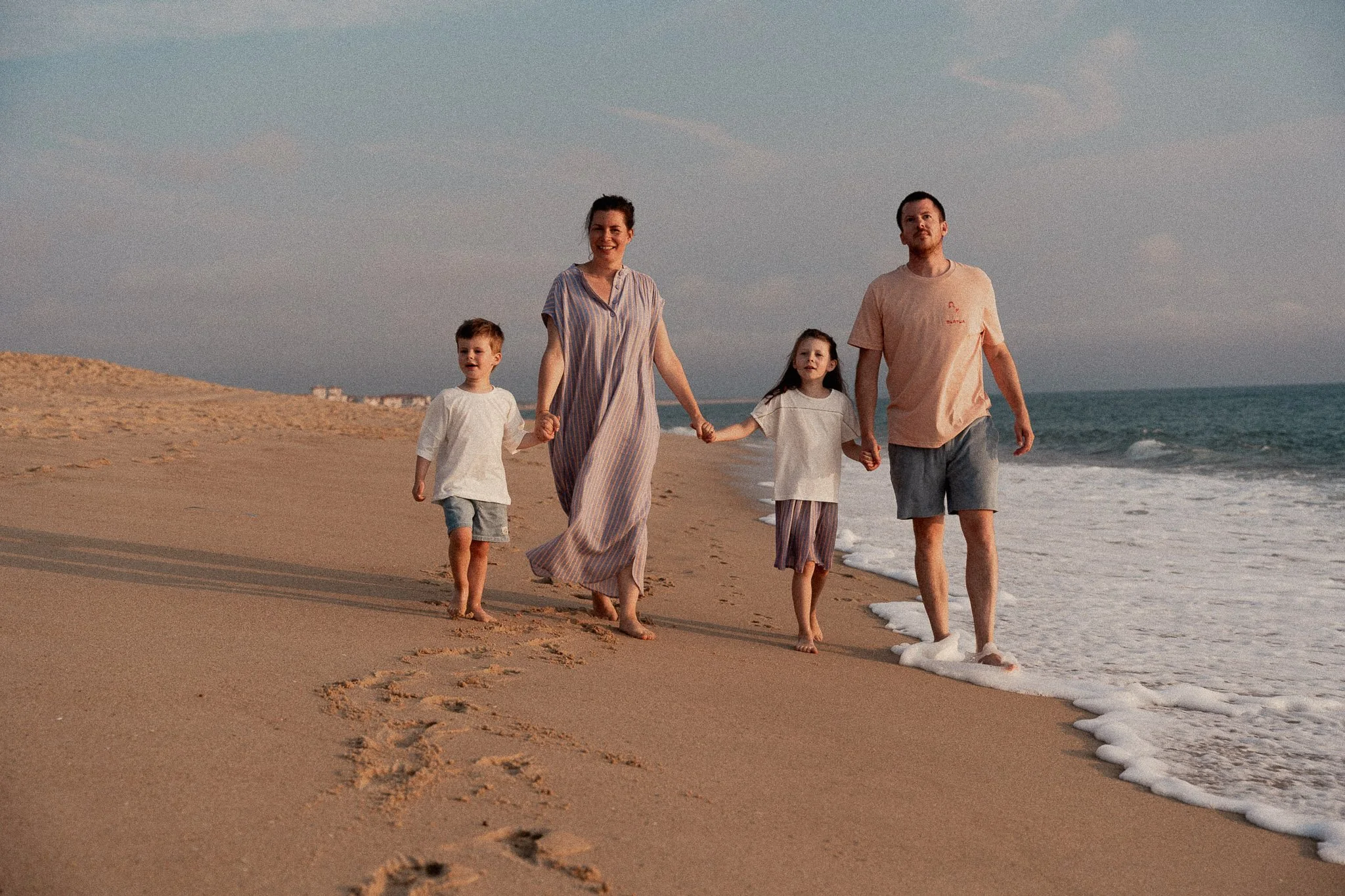 seance-photo-famille-seignosse-balade-bord-ocean.jpg