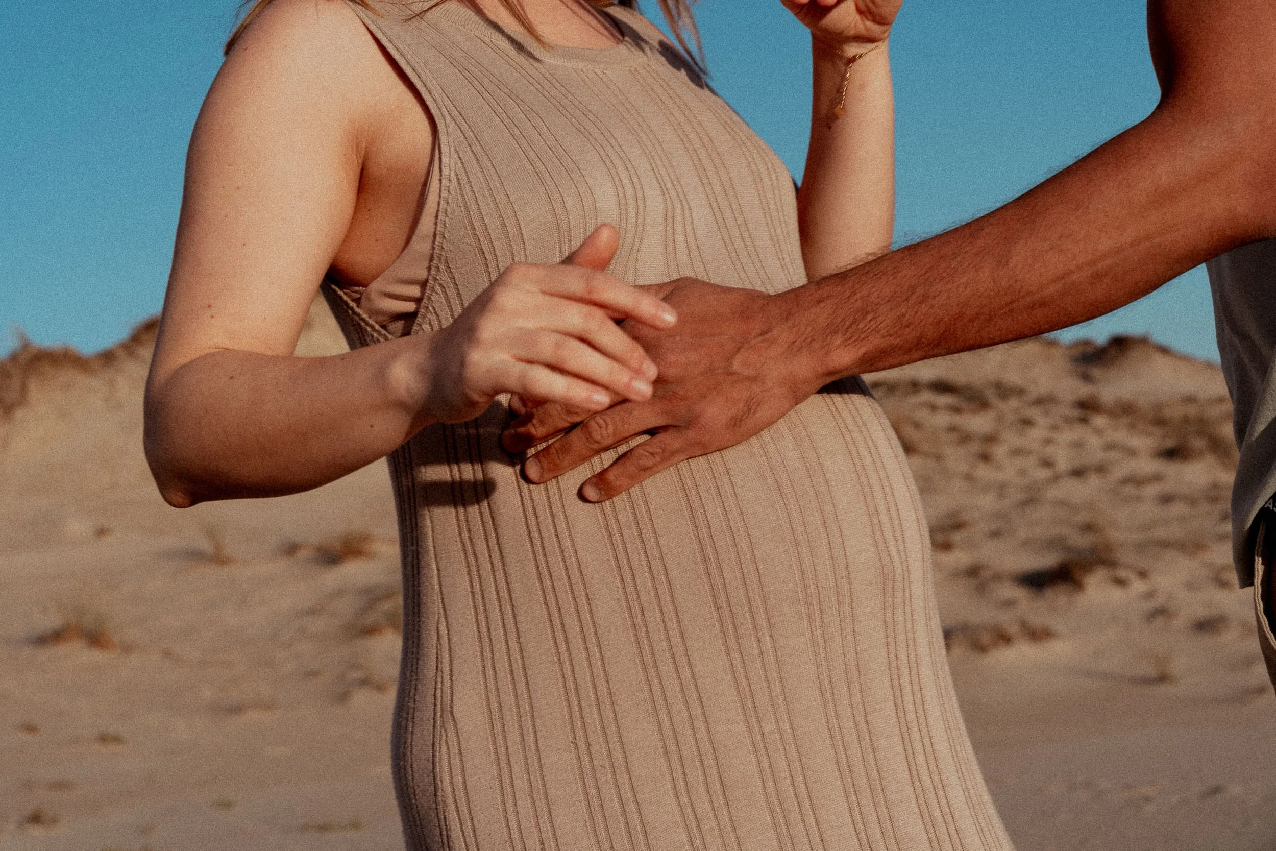 photographe-grossesse-seignosse-detail-mains-ventre-robe-beige.jpg