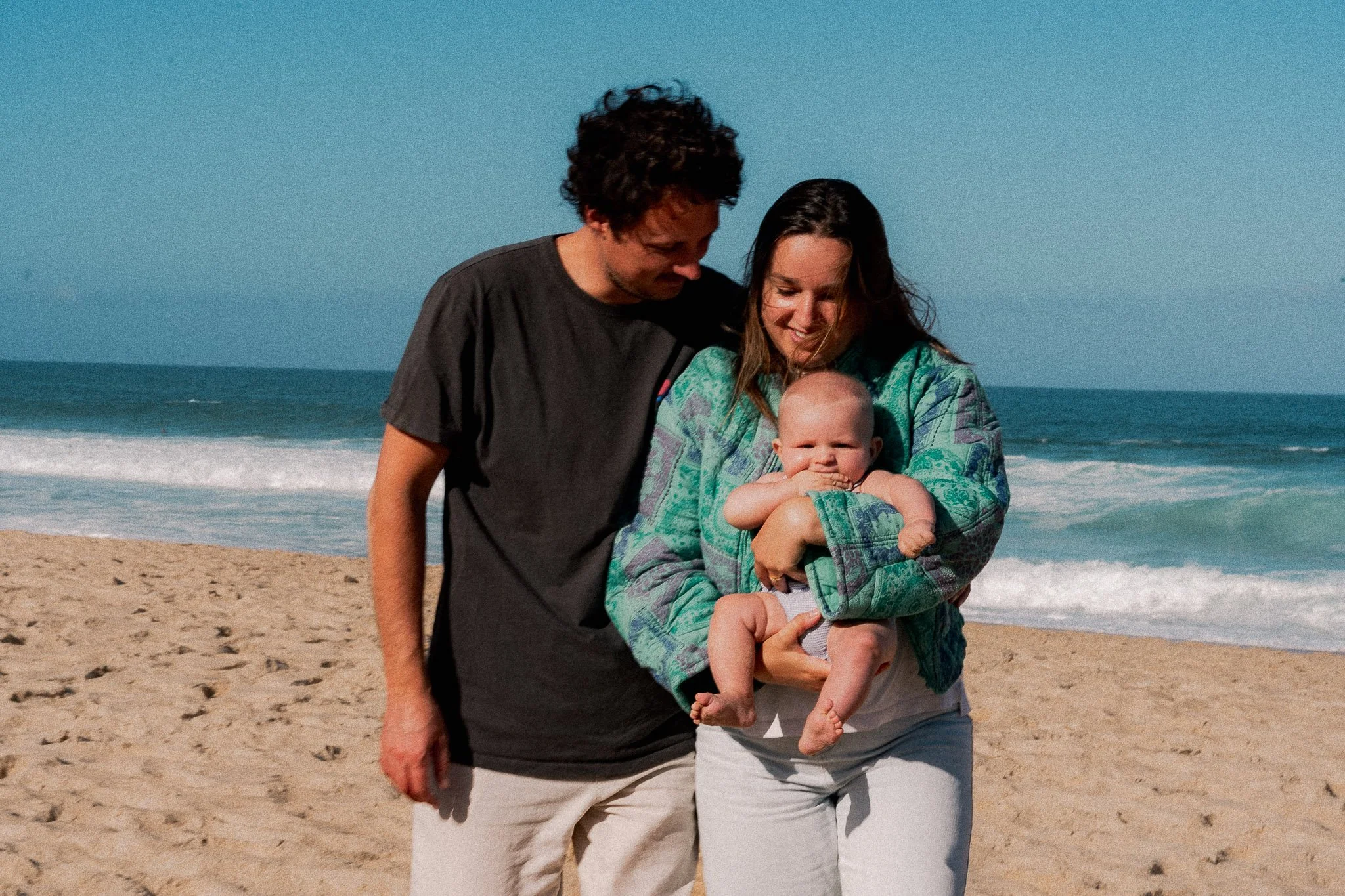 seance-photo-famille-capbreton-portrait-parents-bebe-ocean.jpg