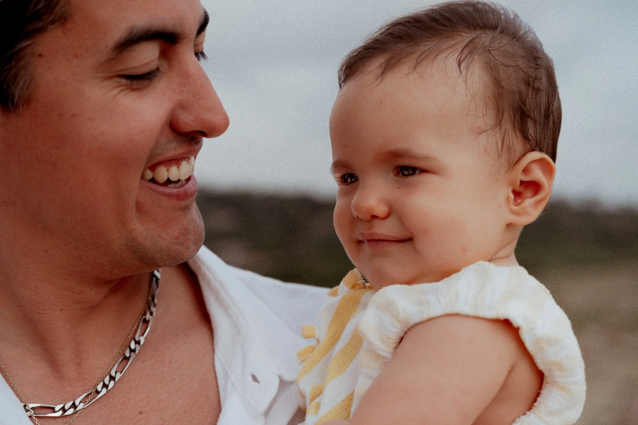 seance-photo-famille-hossegor-papa-bebe-complicite.jpg