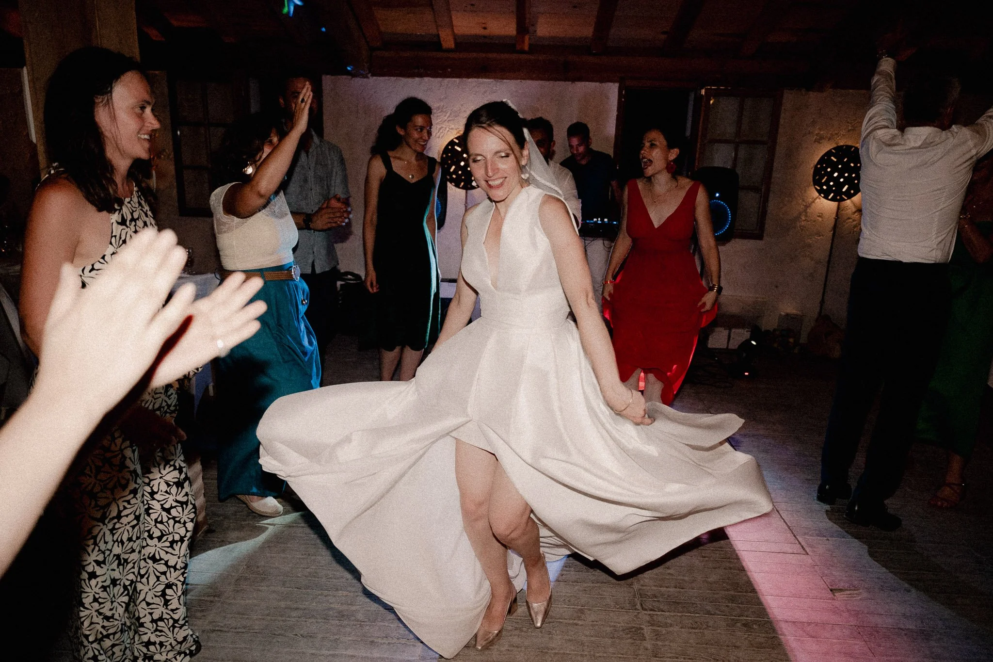 photographe-mariage-seignosse-mariee-danse-soiree-robe-virevolte.jpg