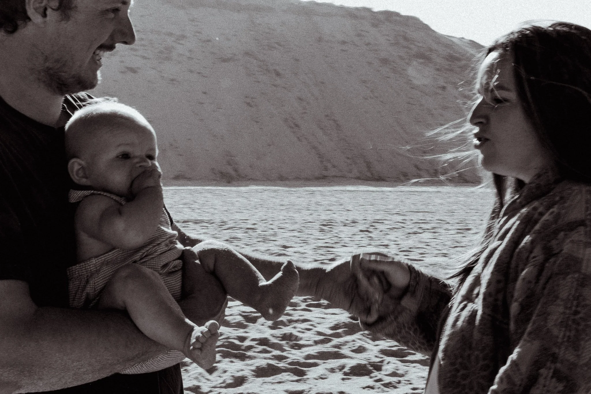 photographe-famille-capbreton-parents-bebe-dune-noir-et-blanc.jpg