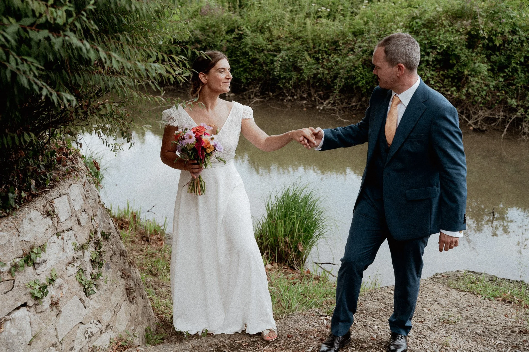 photographe-mariage-seignosse-maries-main-dans-la-main-bord-riviere.jpg