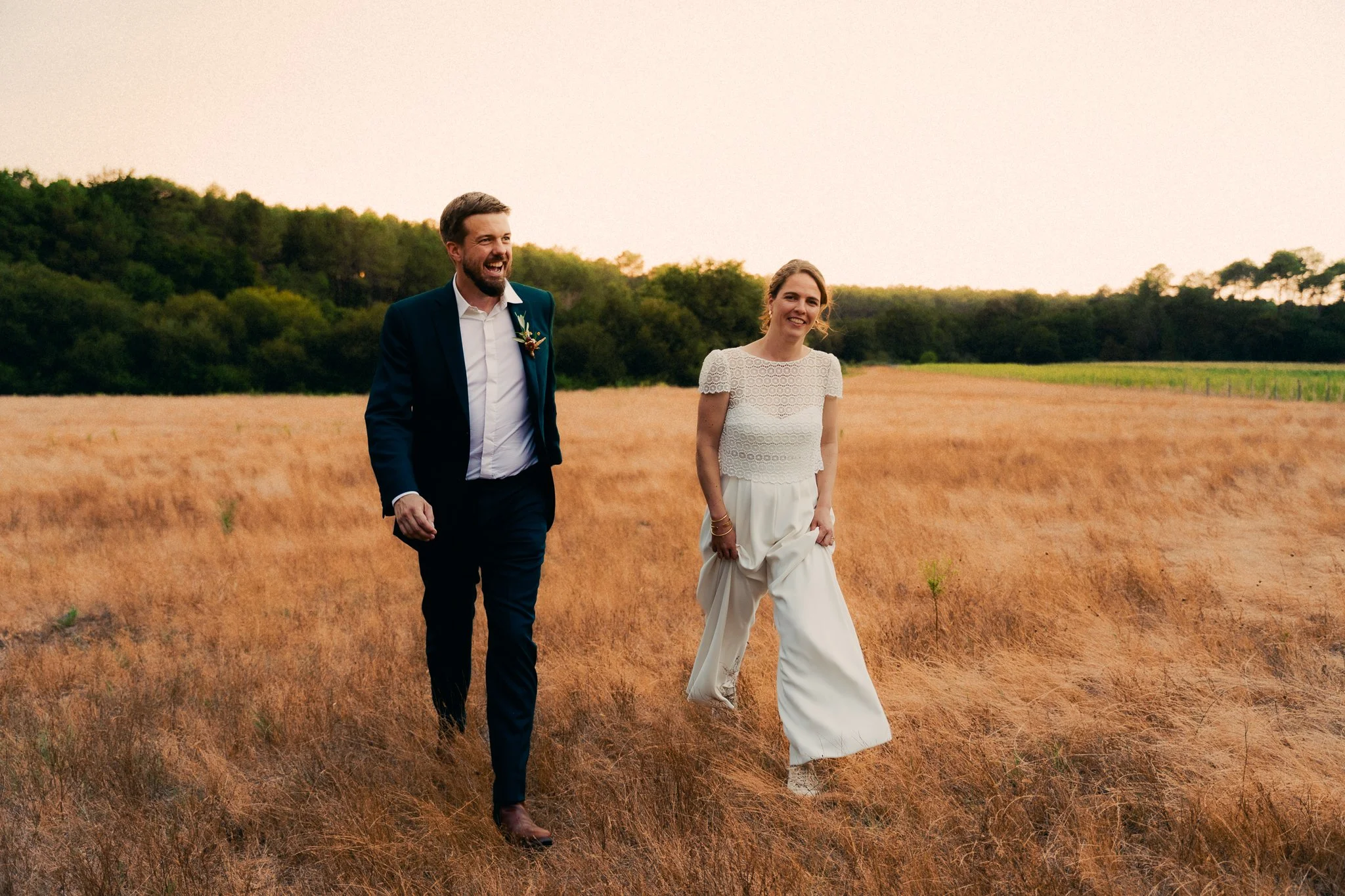 photographe-mariage-capbreton-maries-marchent-champ-herbes-dorees.jpg