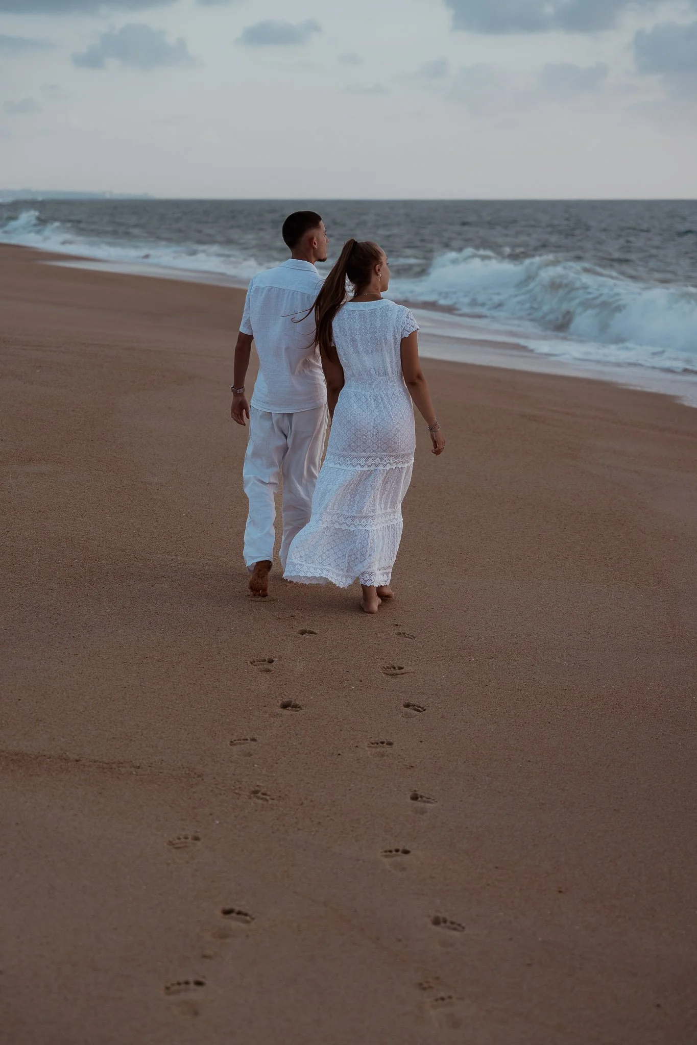 photographe-couple-capbreton-couple-marche-bord-ocean-de-dos.jpg