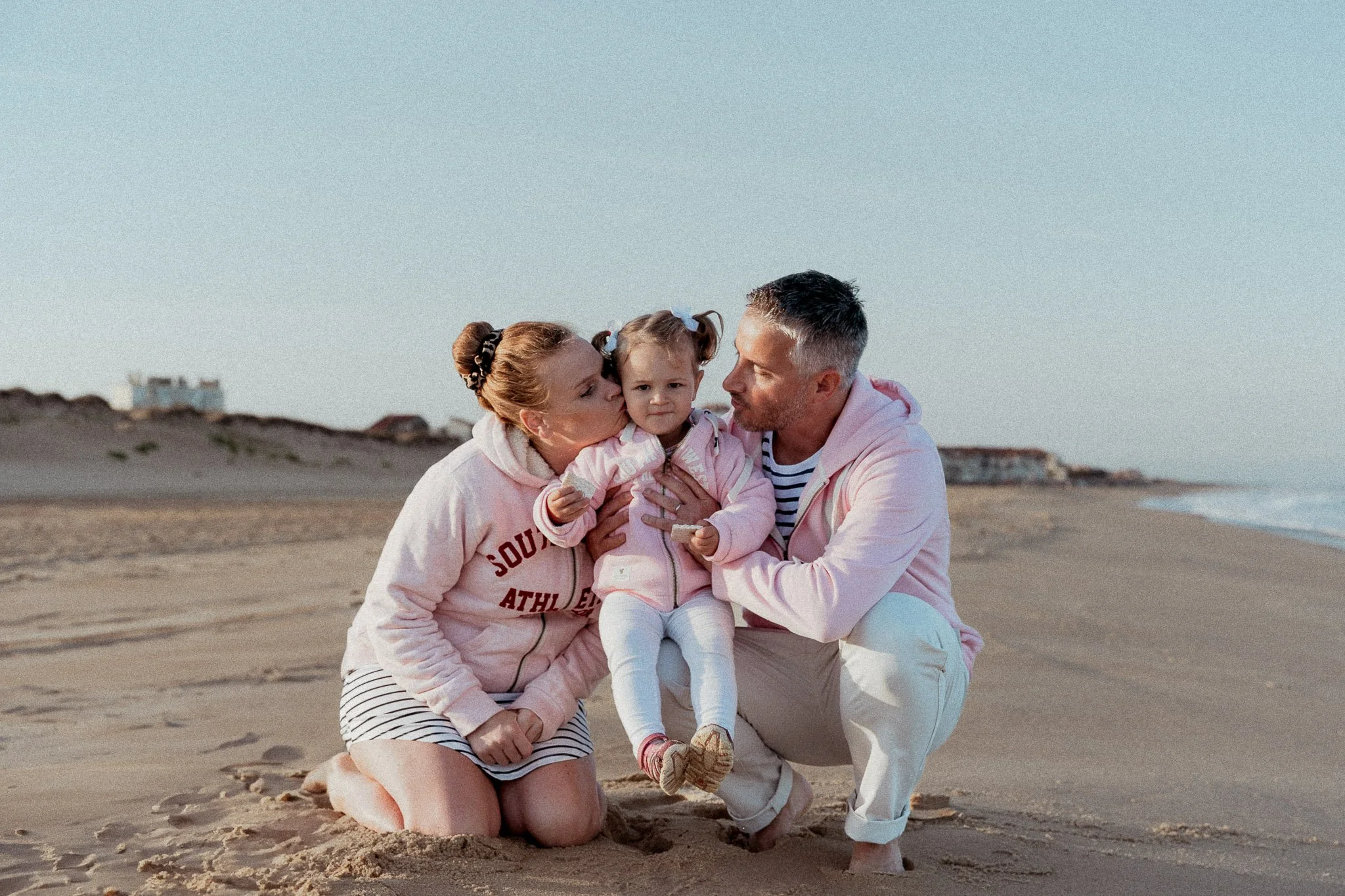 seance-photo-famille-seignosse-bisous-parents-fillette-plage.jpg